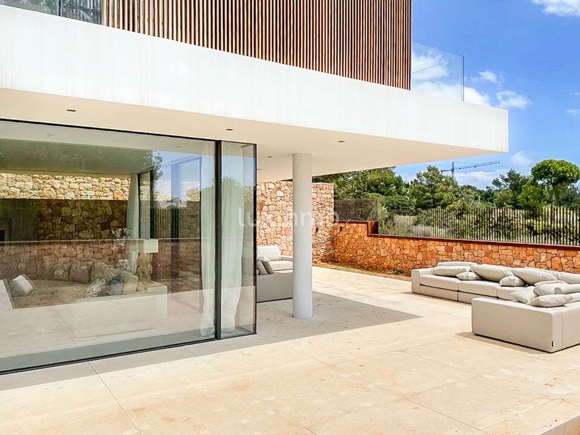 Завершенная вилла в современном стиле расположена в Кап Мартине — photo 11