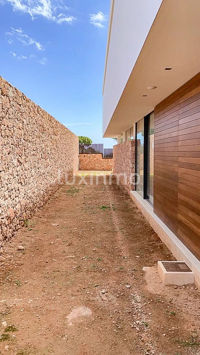 Завершенная вилла в современном стиле расположена в Кап Мартине — photo 15