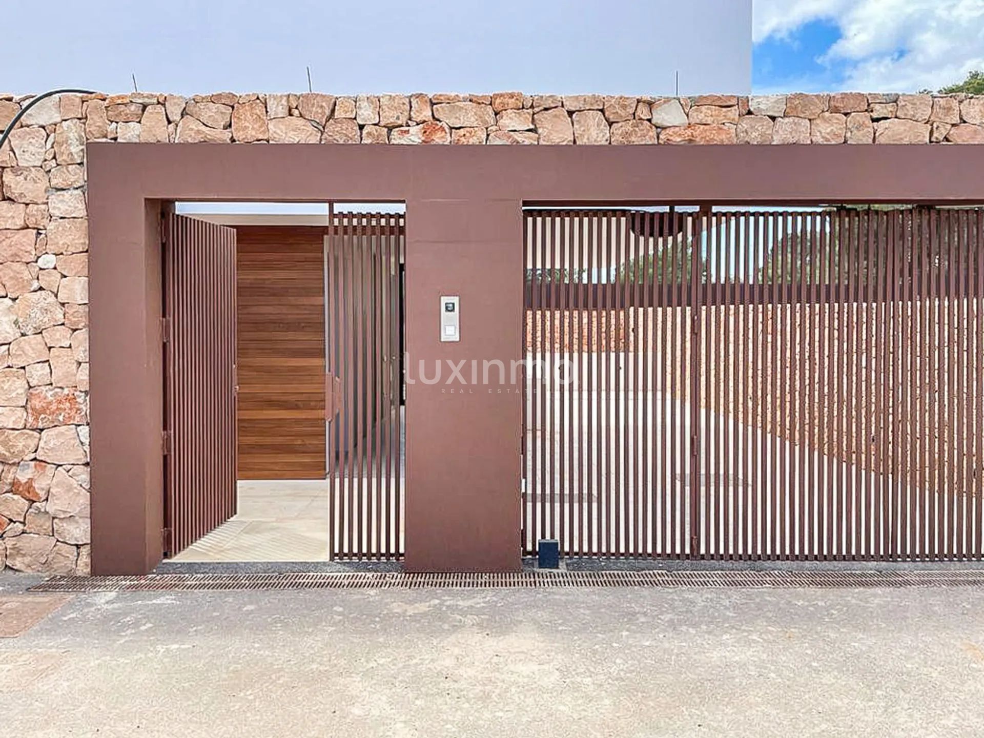 Завершенная вилла в современном стиле расположена в Кап Мартине — photo 17