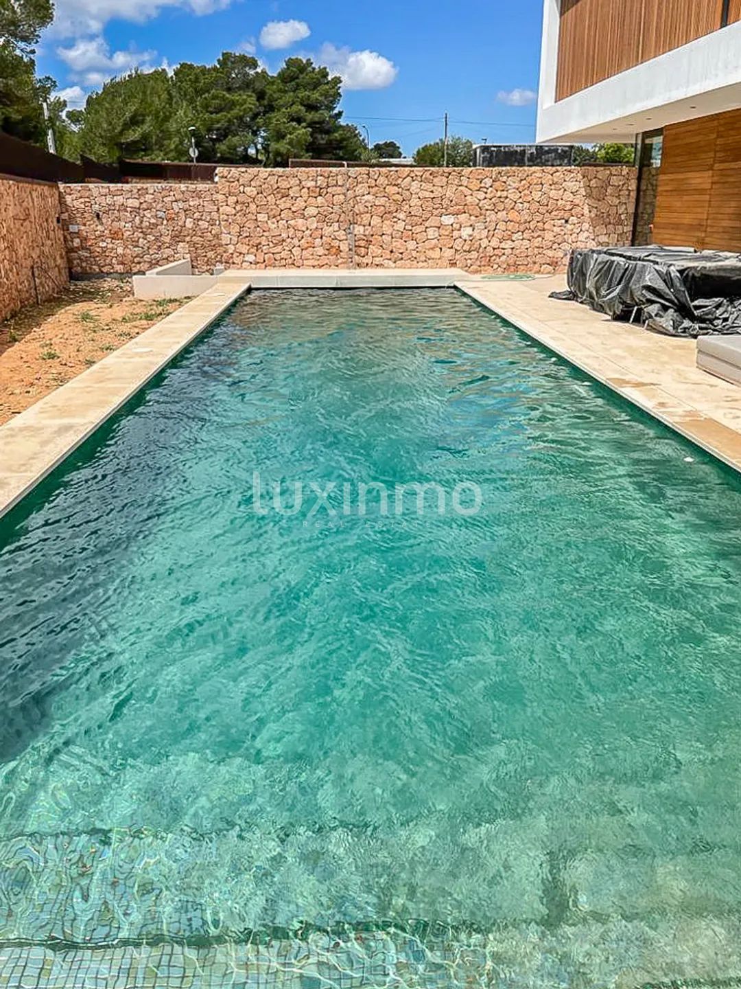 Завершенная вилла в современном стиле расположена в Кап Мартине — photo 12