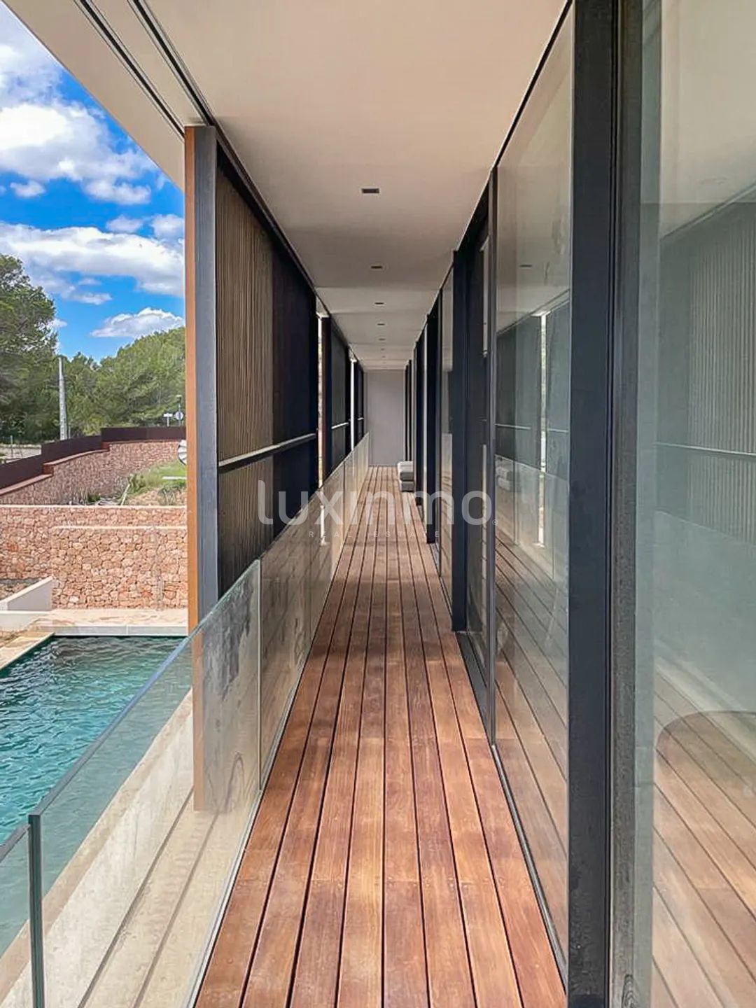 Завершенная вилла в современном стиле расположена в Кап Мартине — photo 13