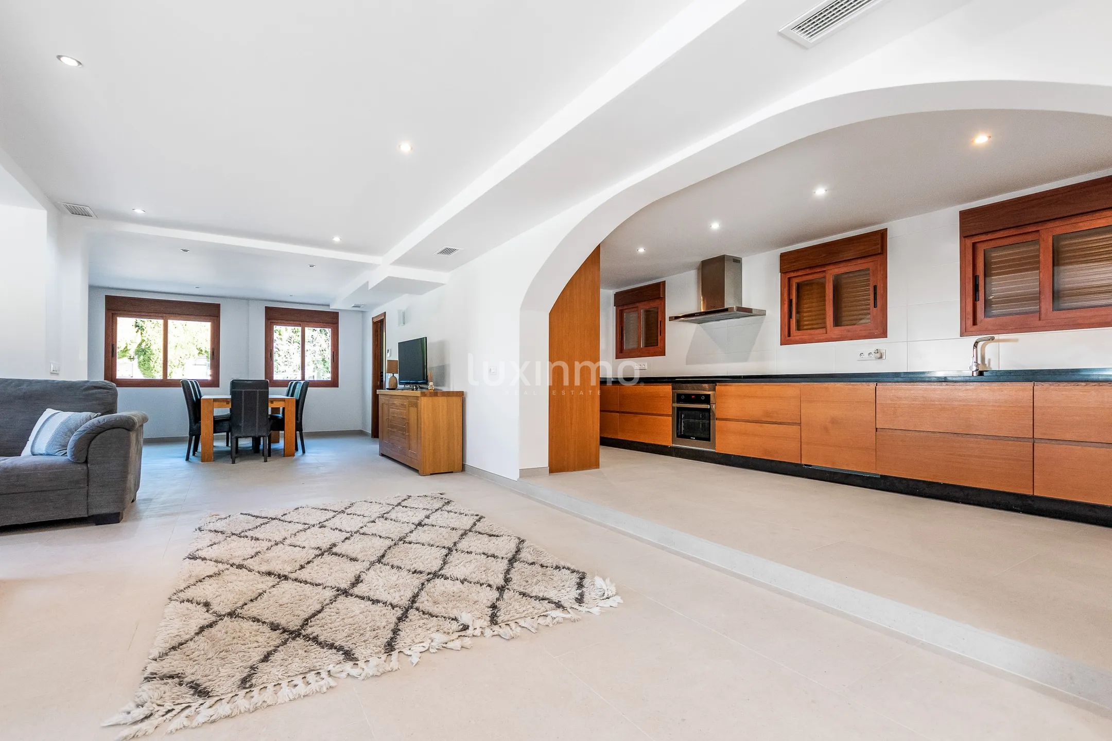 Impressive villa with pool for rent in Albir — photo 6
