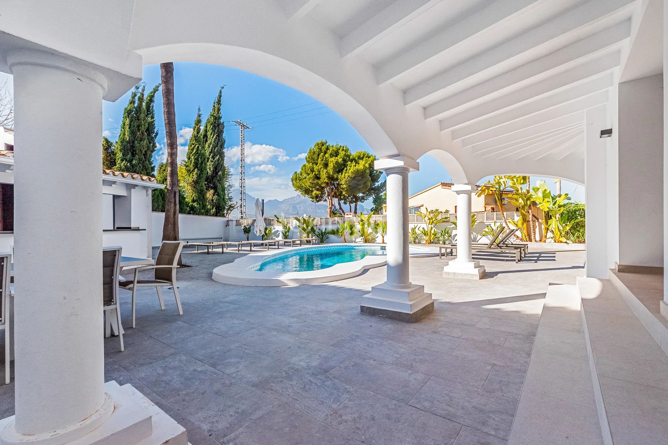 Impressive villa with pool for rent in Albir — photo 2