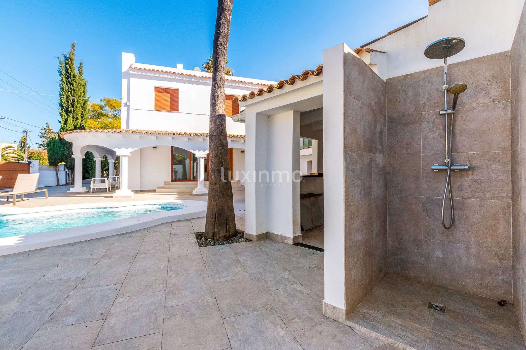 Impressive villa with pool for rent in Albir — photo 38