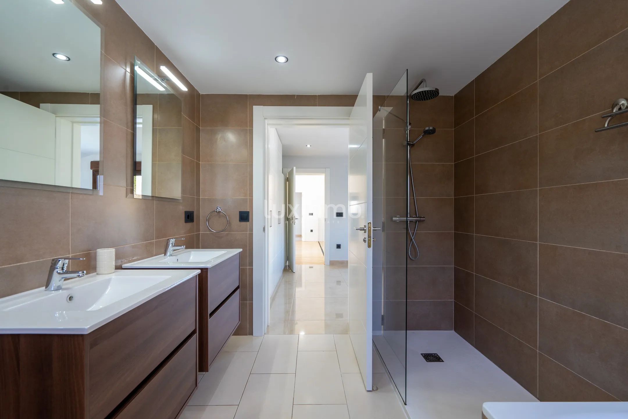 Красивая вилла с бассейном в Албире на продажу — photo 31