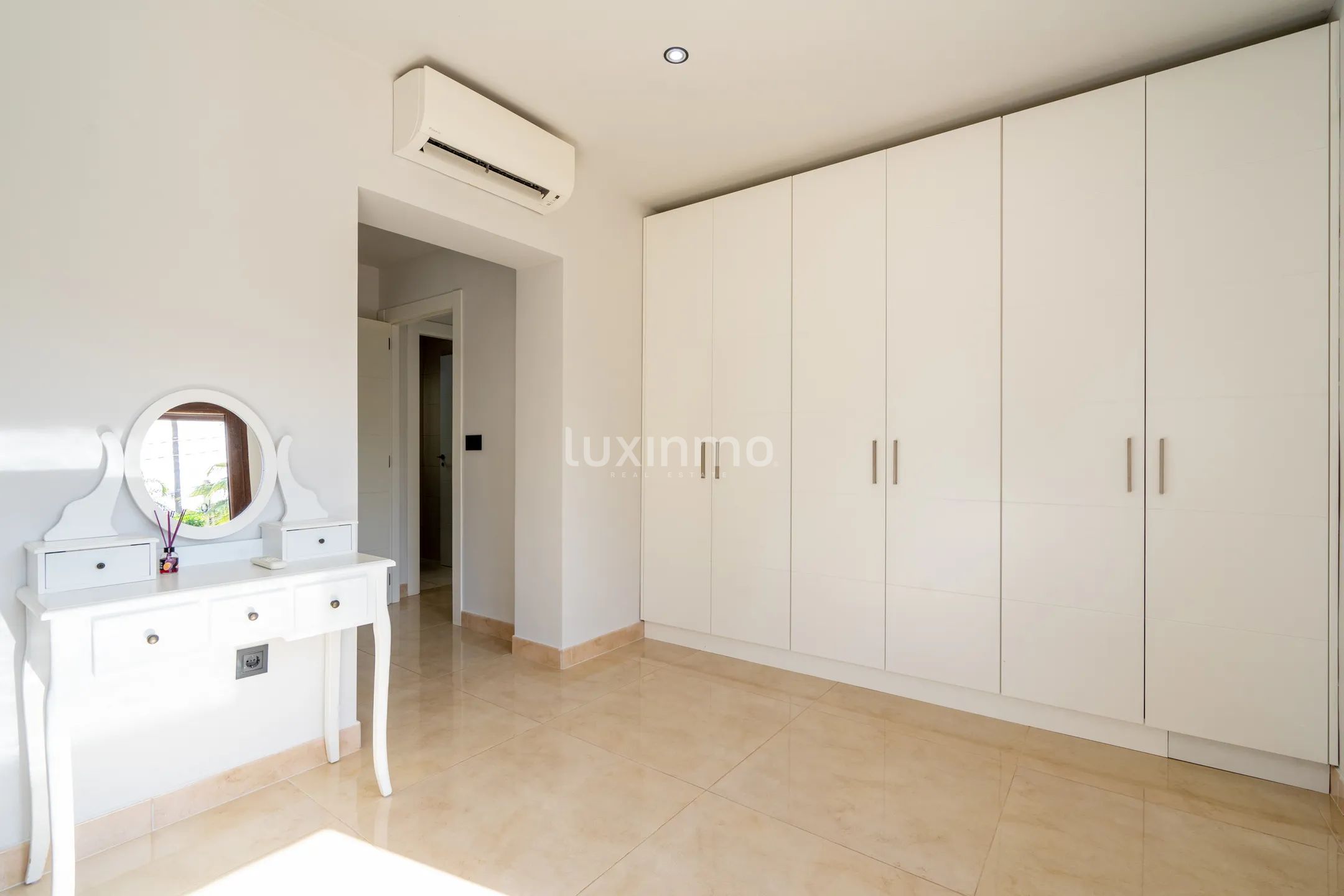 Красивая вилла с бассейном в Албире на продажу — photo 17