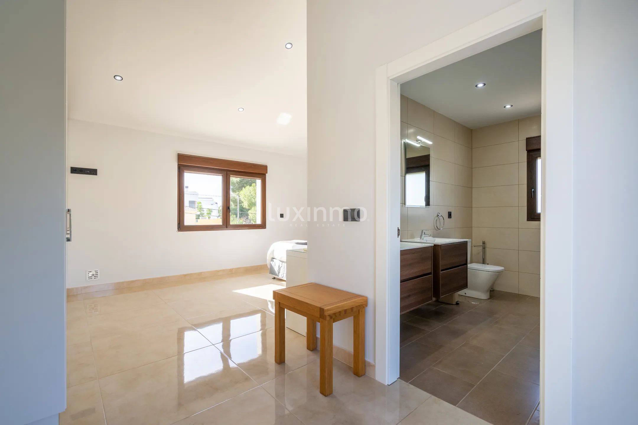 Красивая вилла с бассейном в Албире на продажу — photo 26