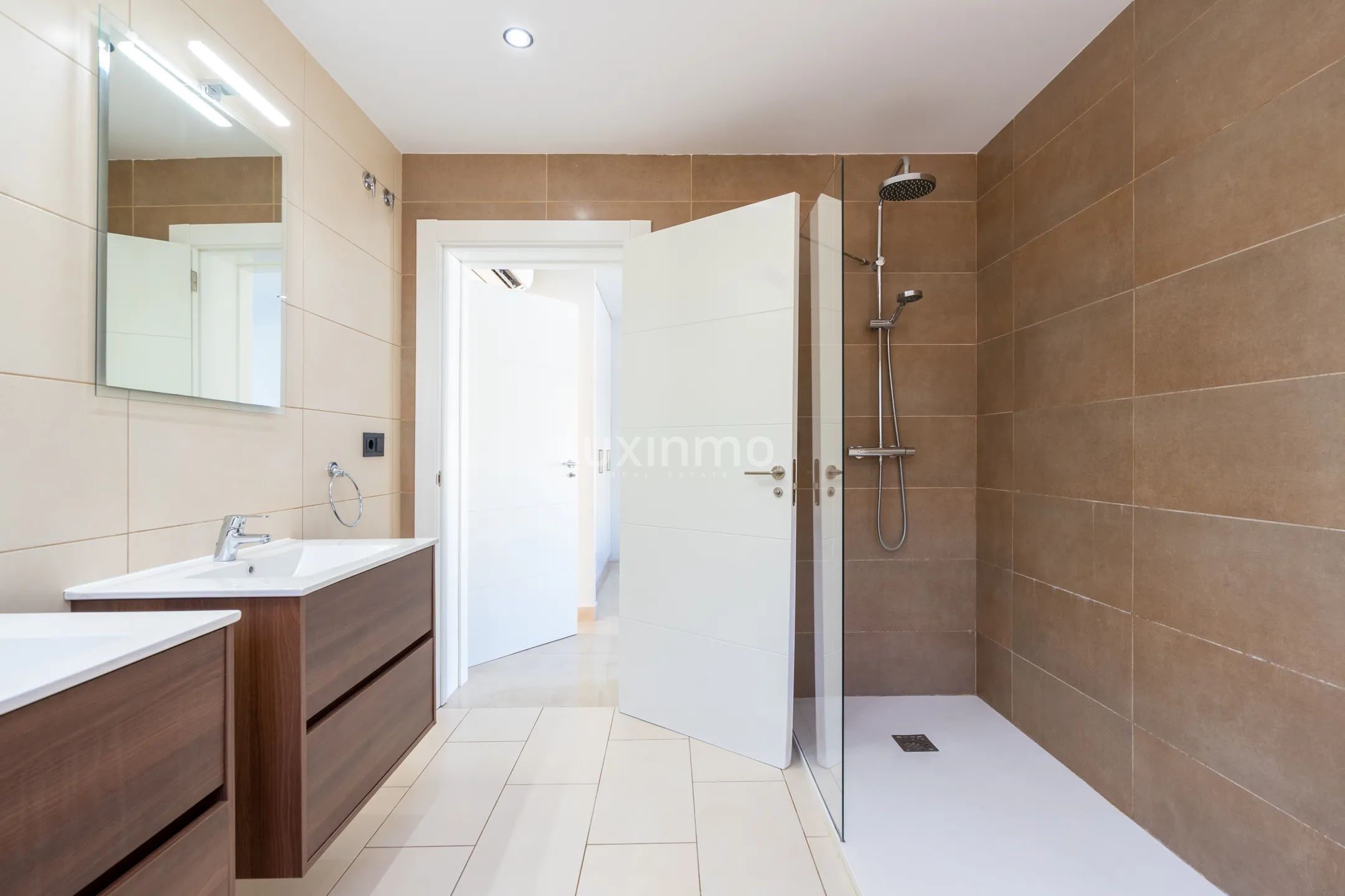 Красивая вилла с бассейном в Албире на продажу — photo 16