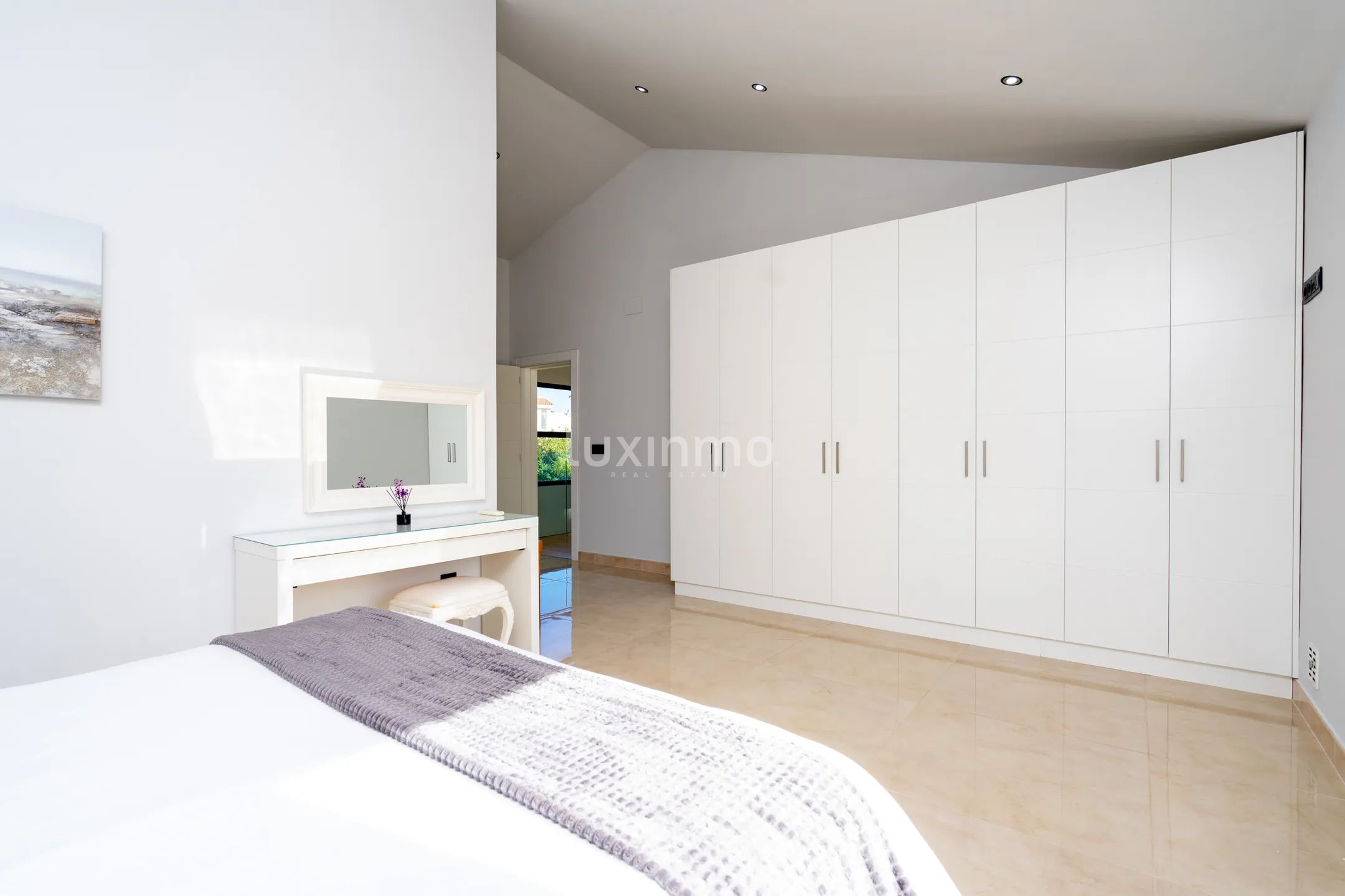 Красивая вилла с бассейном в Албире на продажу — photo 23