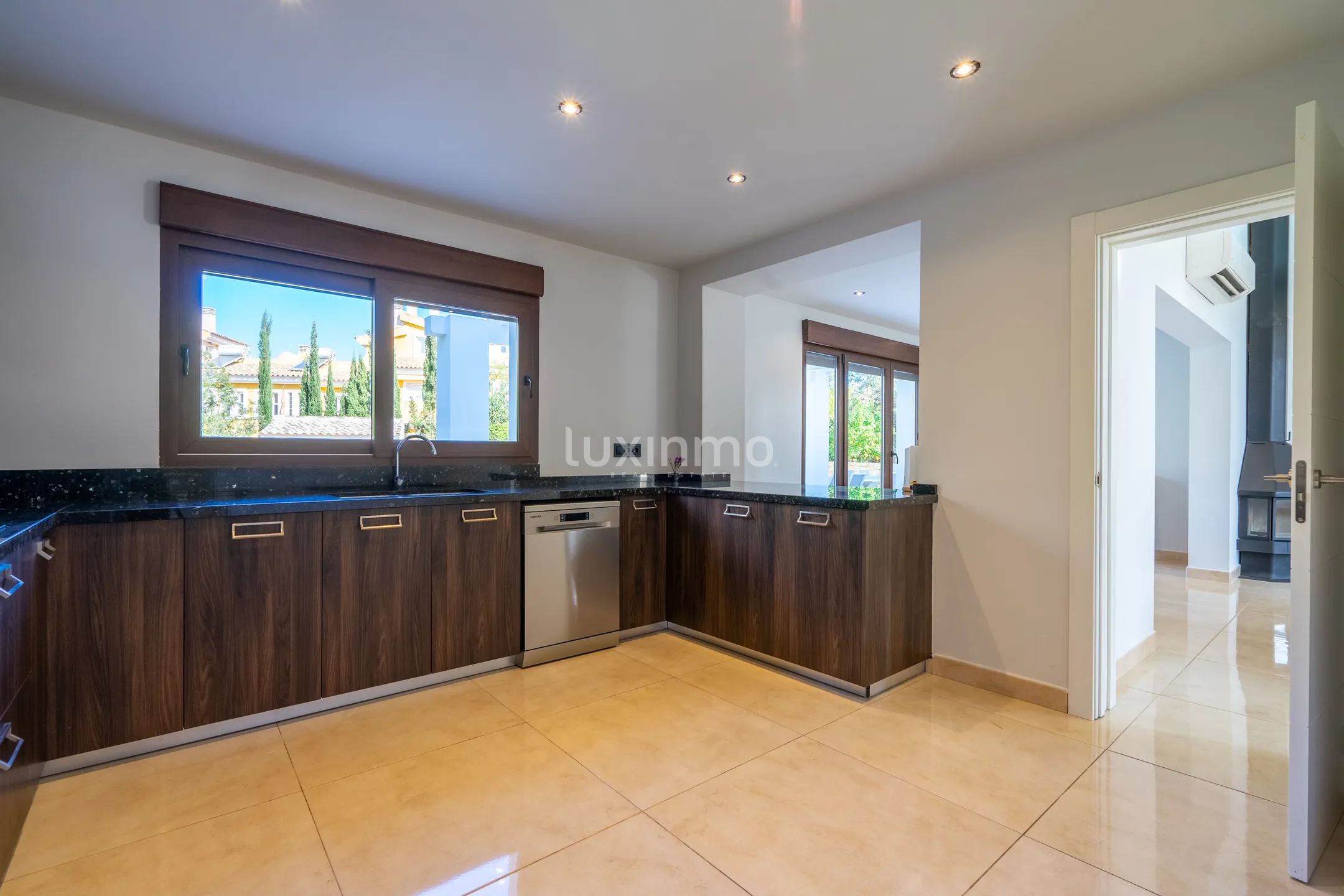 Красивая вилла с бассейном в Албире на продажу — photo 11