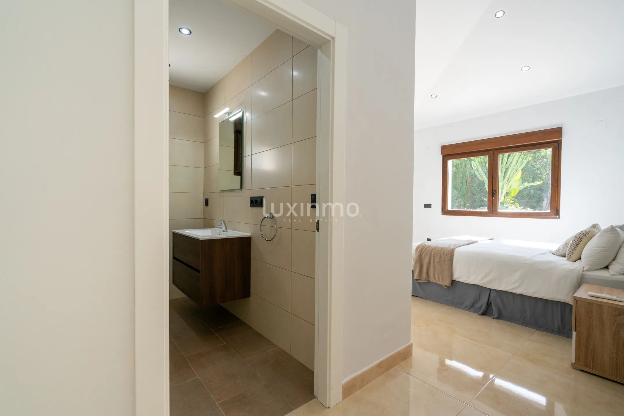 Красивая вилла с бассейном в Албире на продажу — photo 20