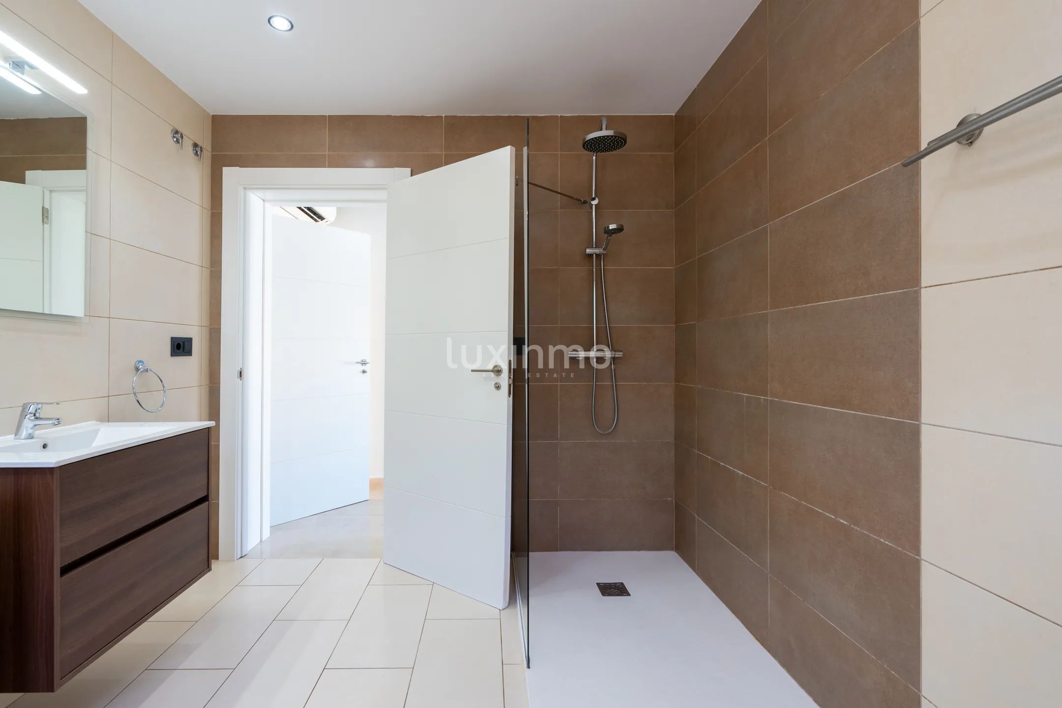 Красивая вилла с бассейном в Албире на продажу — photo 19