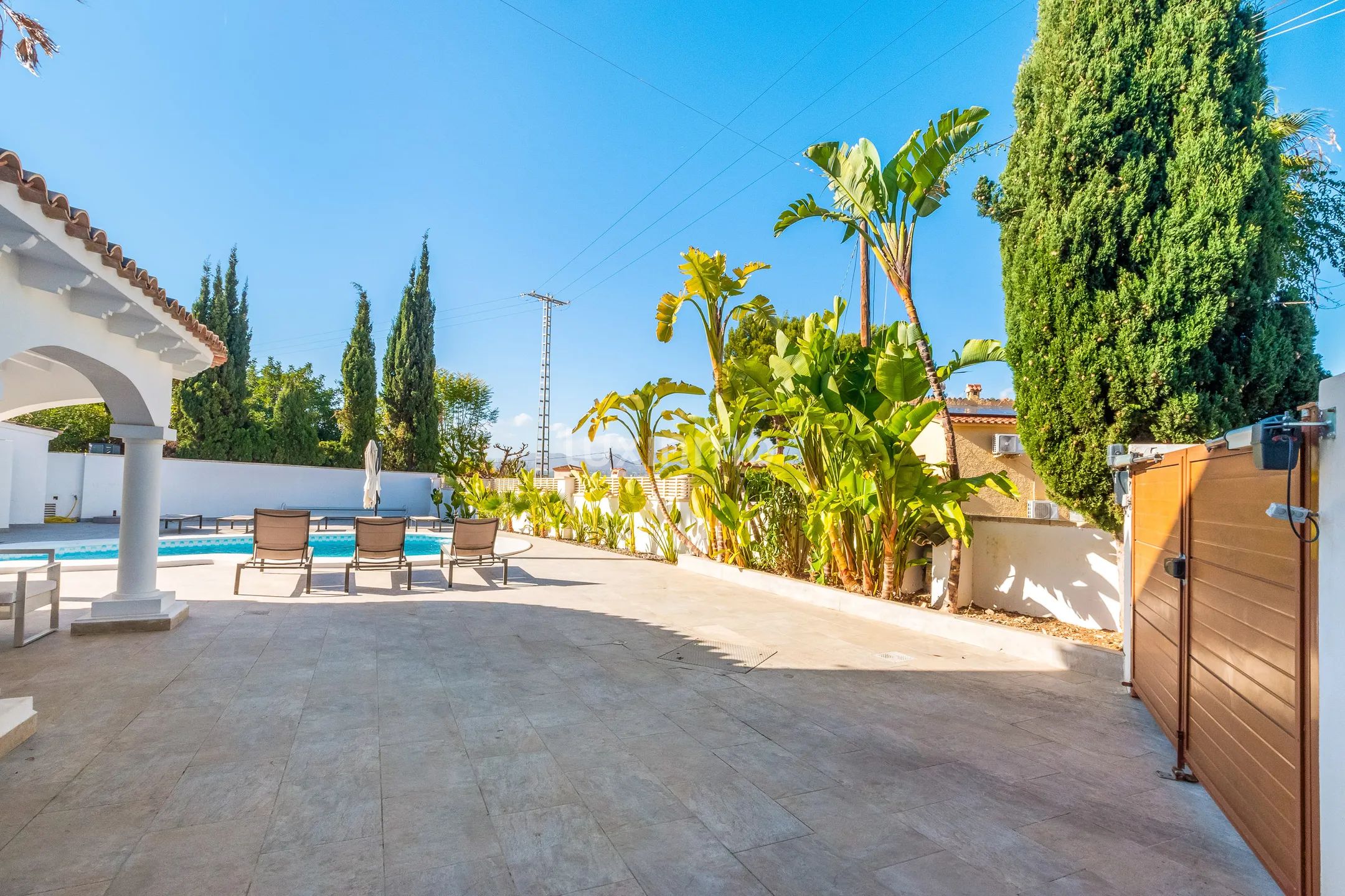 Impressive villa with pool for sale in Albir — photo 3