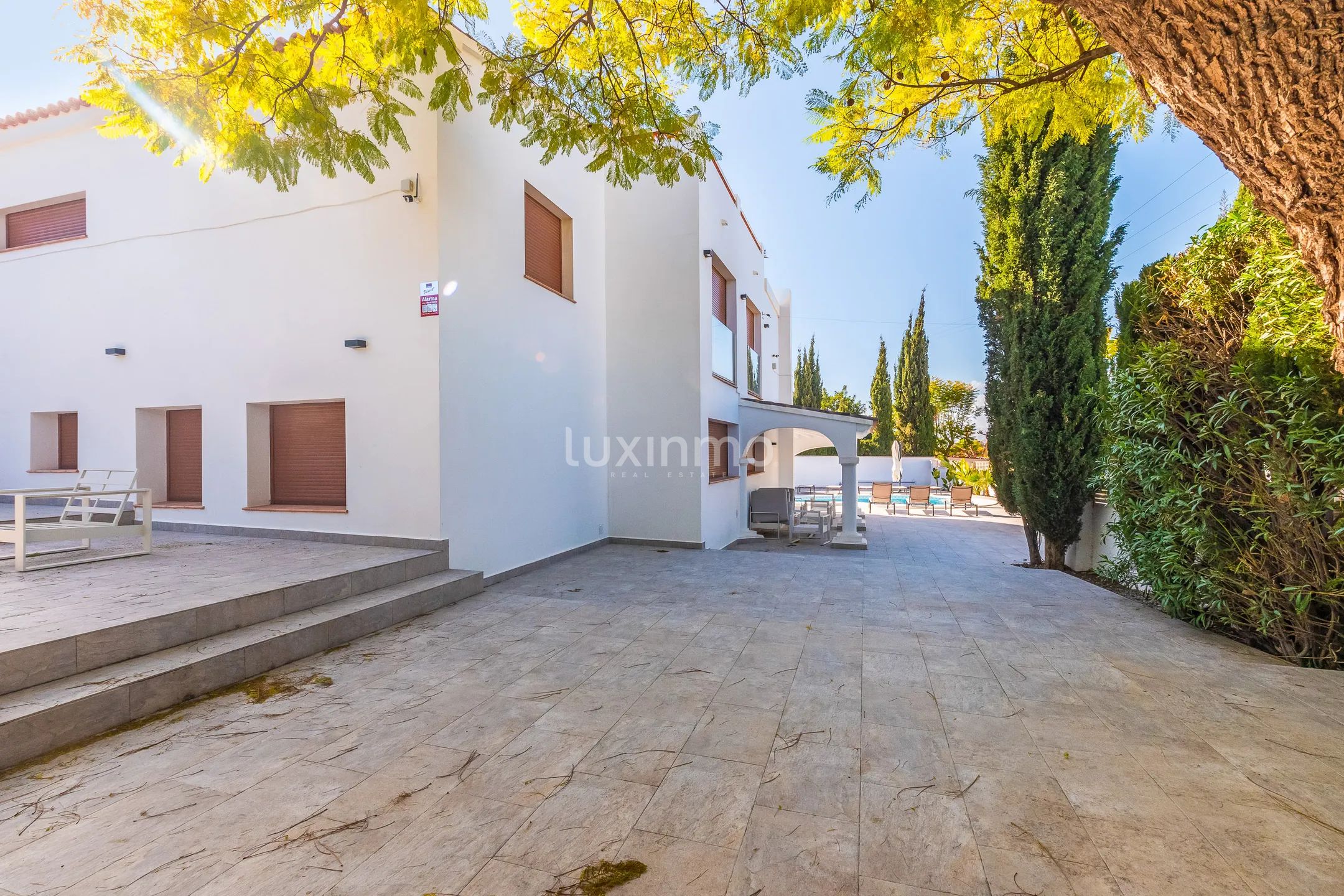 Impressive villa with pool for sale in Albir — photo 39