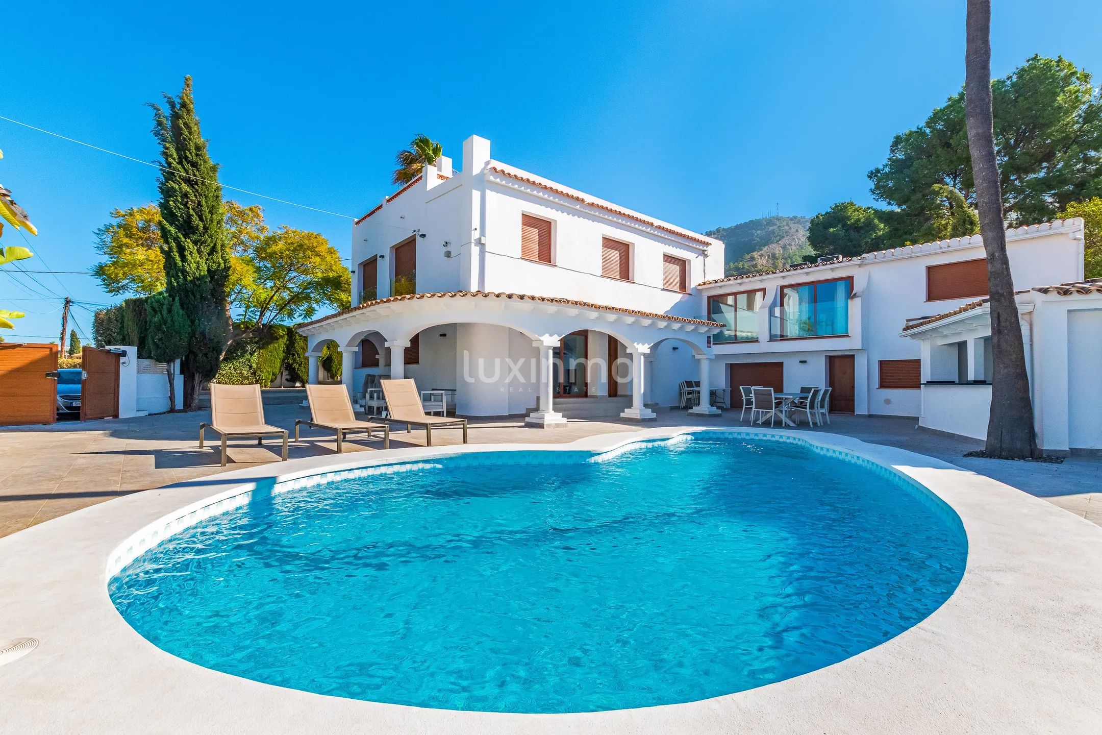 Impressive villa with pool for sale in Albir