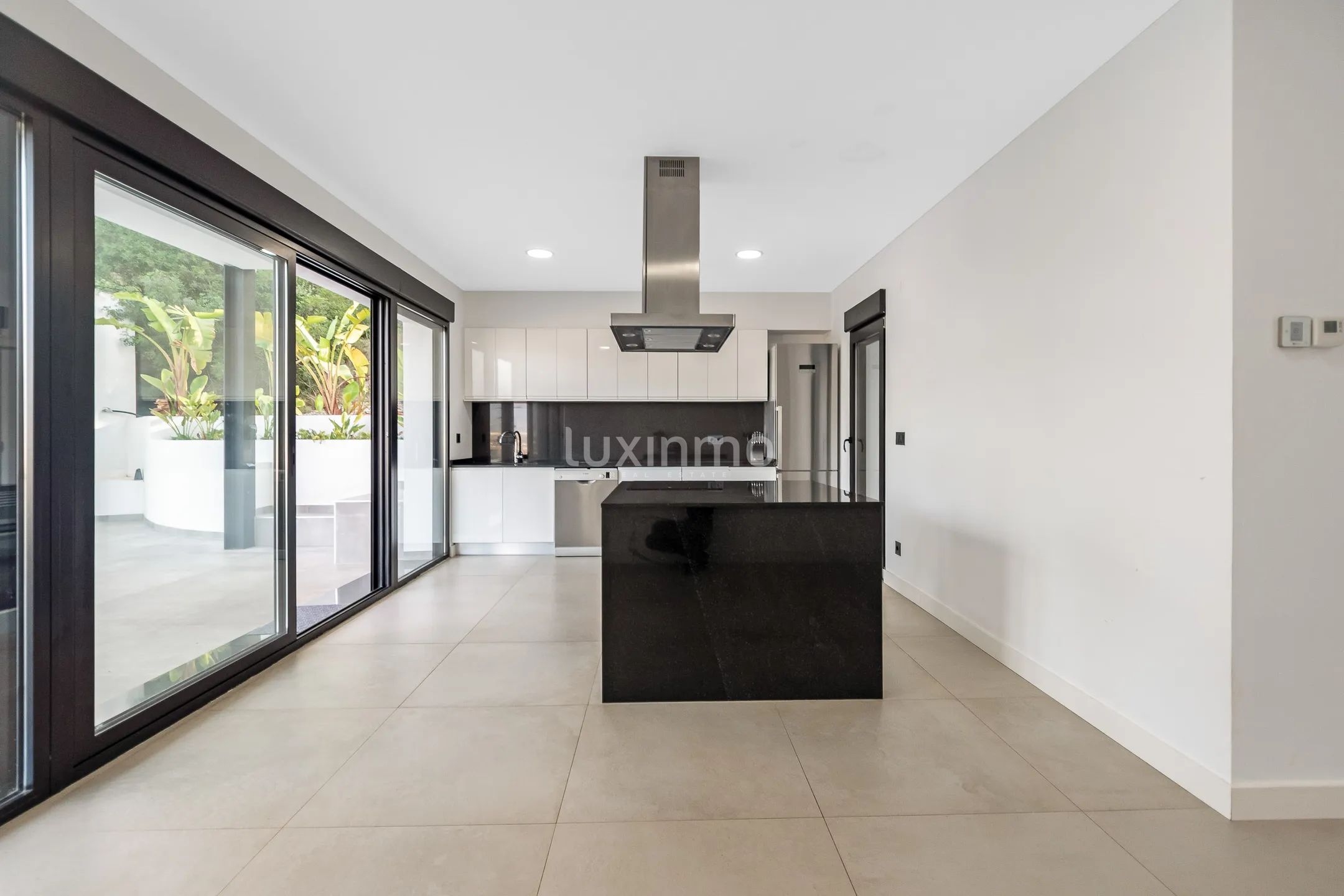 Beautiful villa with swimming pool and panoramic views for rent in Albir — photo 14