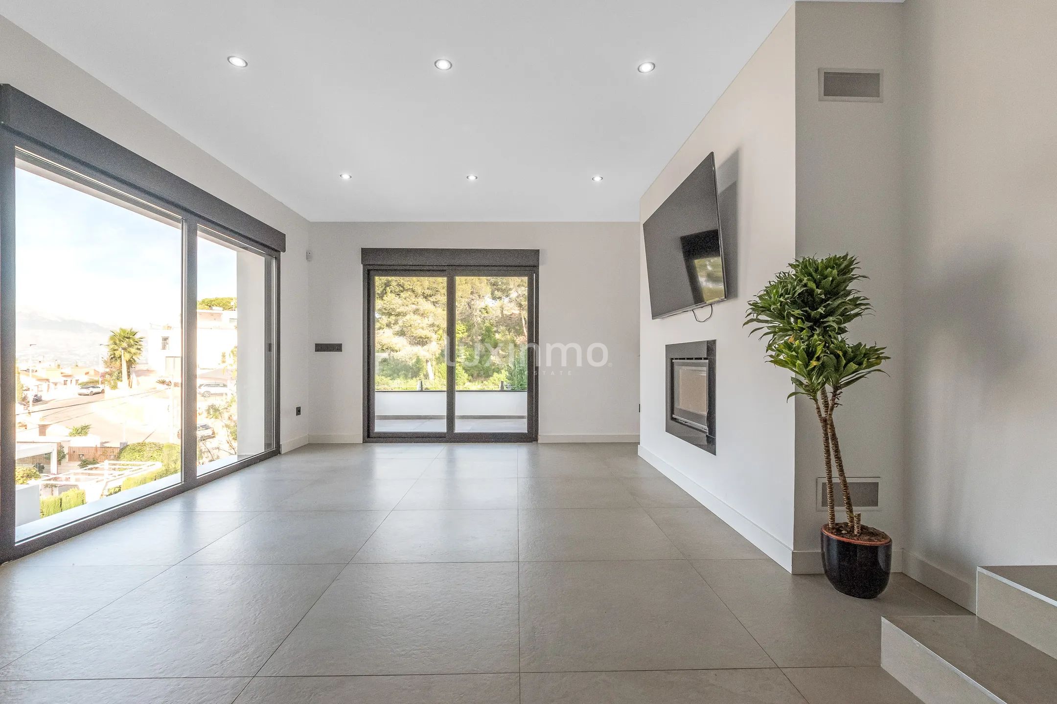 Beautiful villa with swimming pool and panoramic views for rent in Albir — photo 10