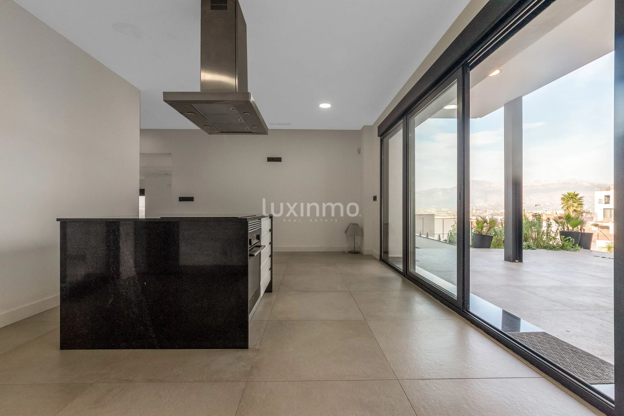 Beautiful villa with swimming pool and panoramic views for rent in Albir — photo 17