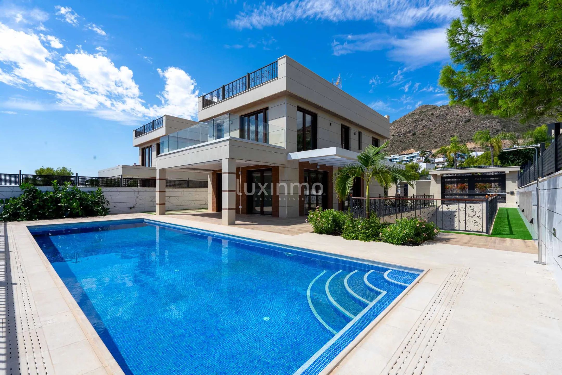 Se vende villa pareada en Finestrat con vistas al mar — photo 2