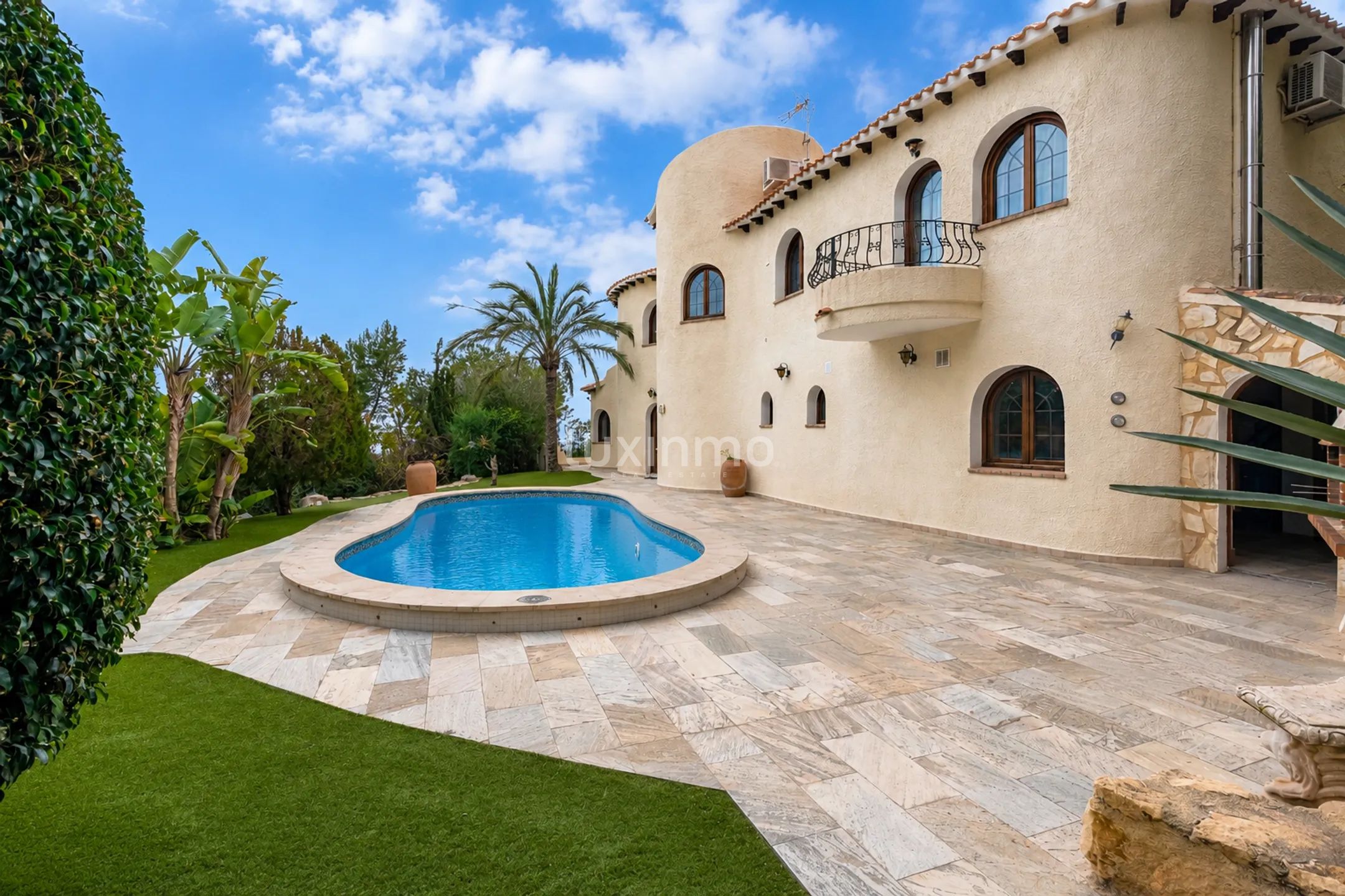 Spectacular villa with sea and panoramic views in Altea for sale