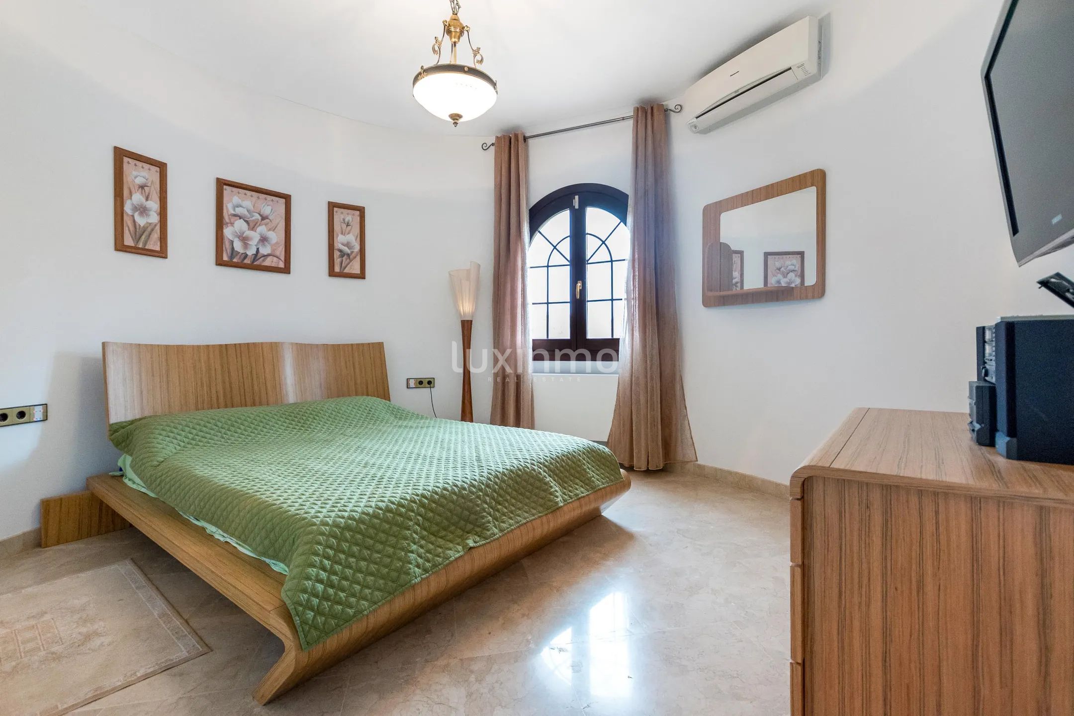 Spectacular villa with sea and panoramic views in Altea for sale — photo 17