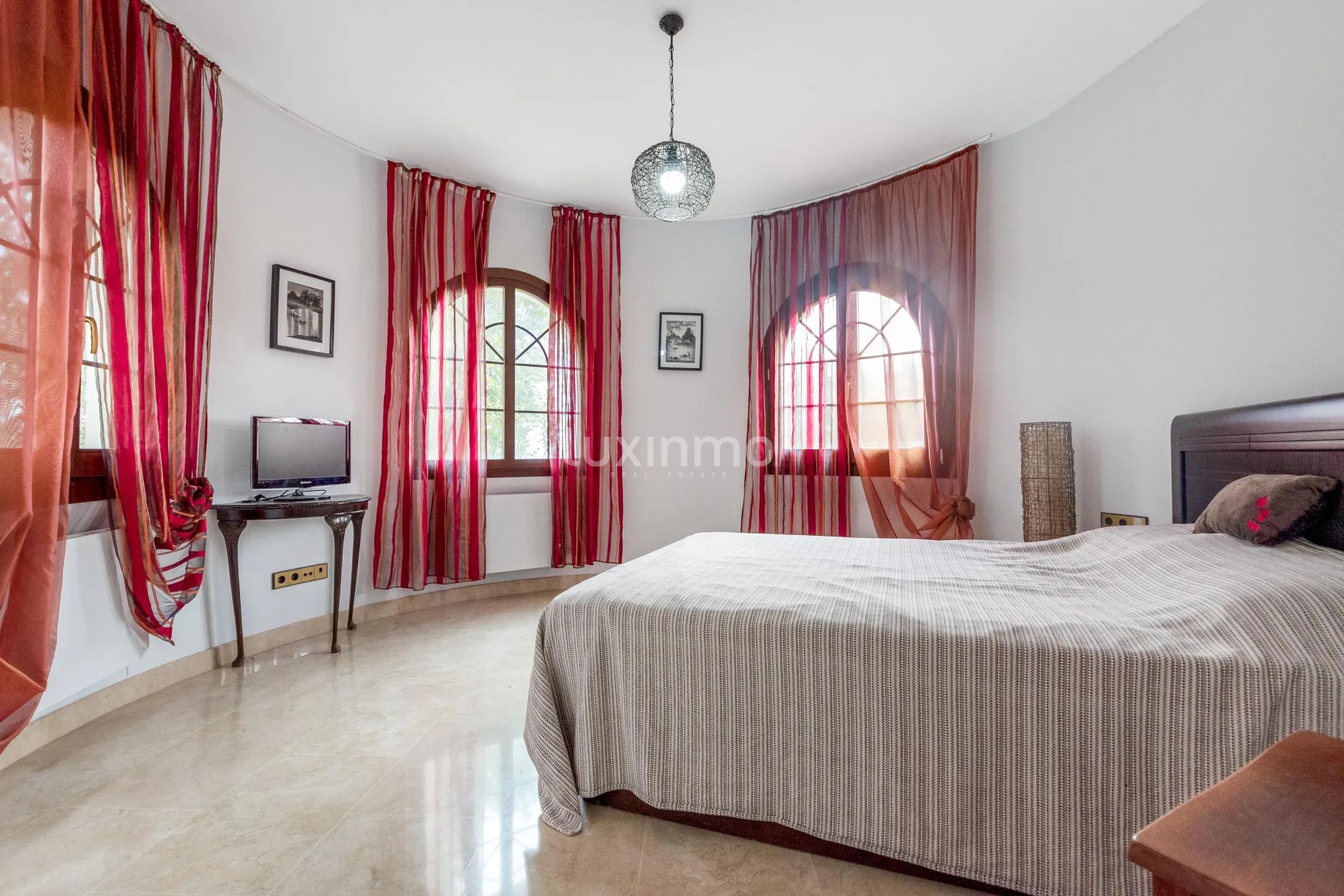 Spectacular villa with sea and panoramic views in Altea for sale — photo 29