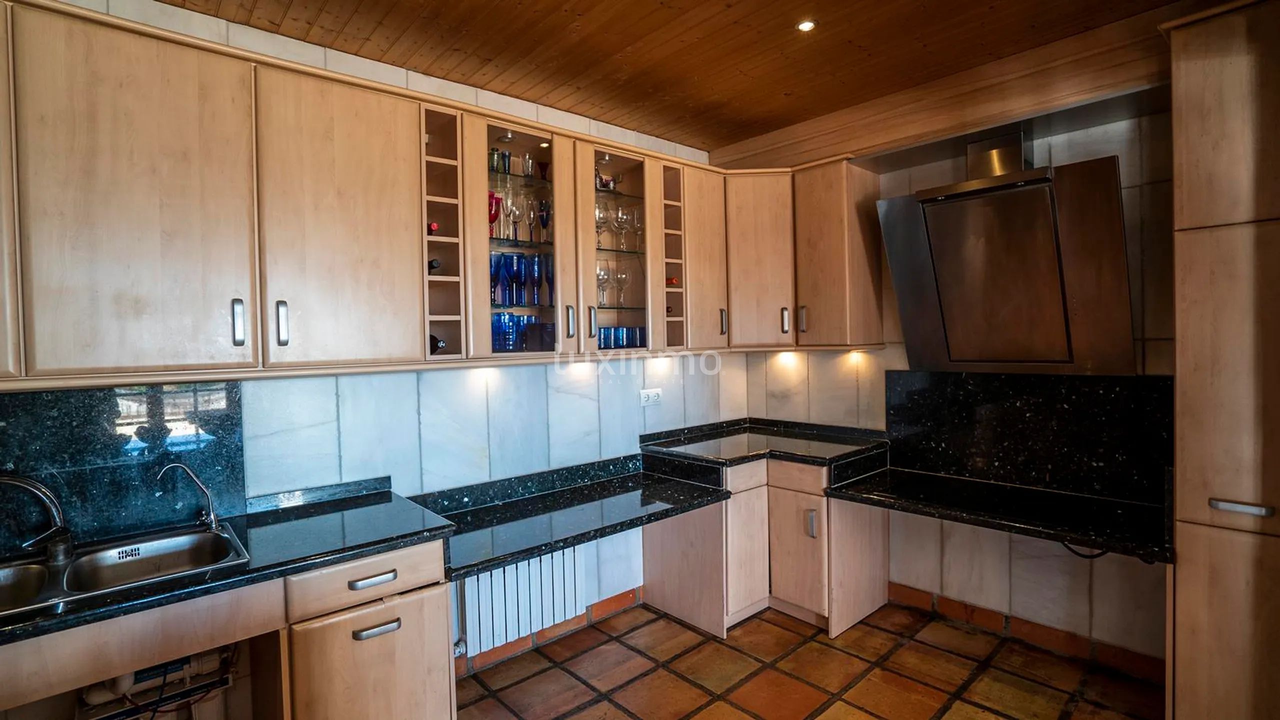 Grande finca à vendre avec vue sur la mer sur un grand terrain privé à proximité des commodités — photo 8