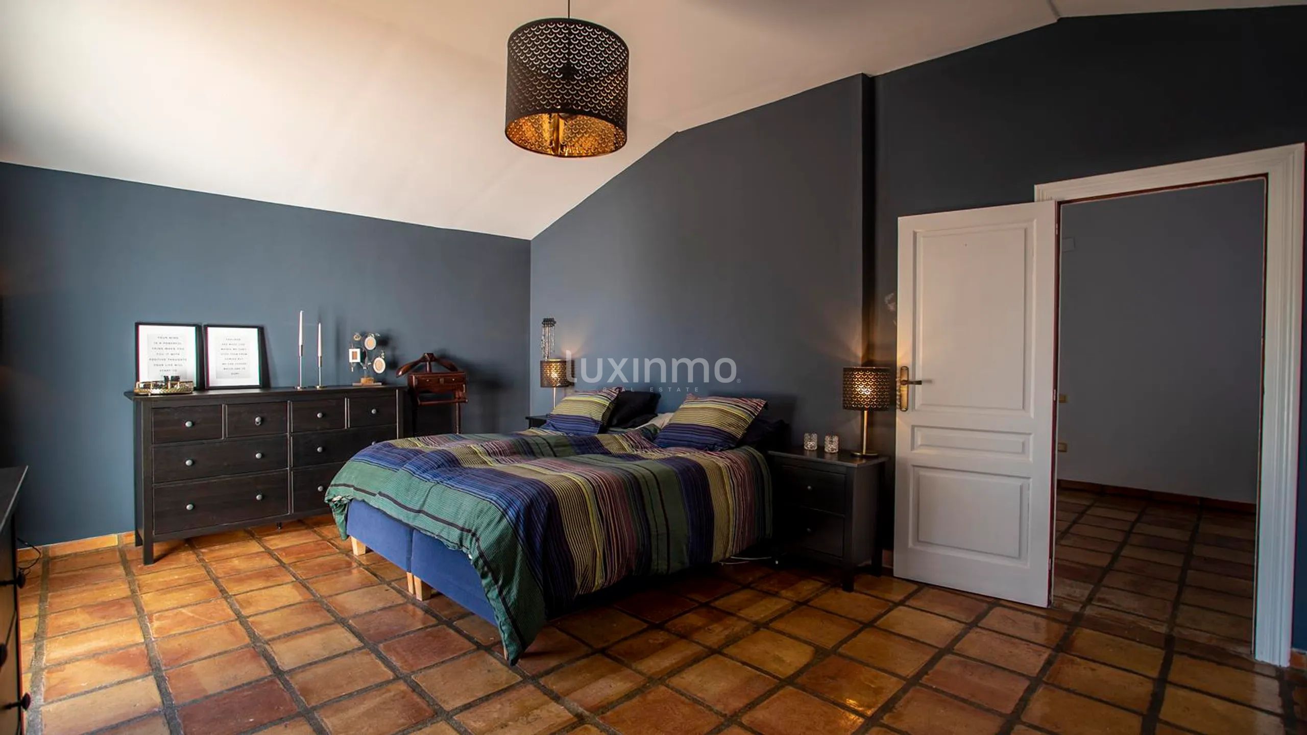 Grande finca à vendre avec vue sur la mer sur un grand terrain privé à proximité des commodités — photo 28