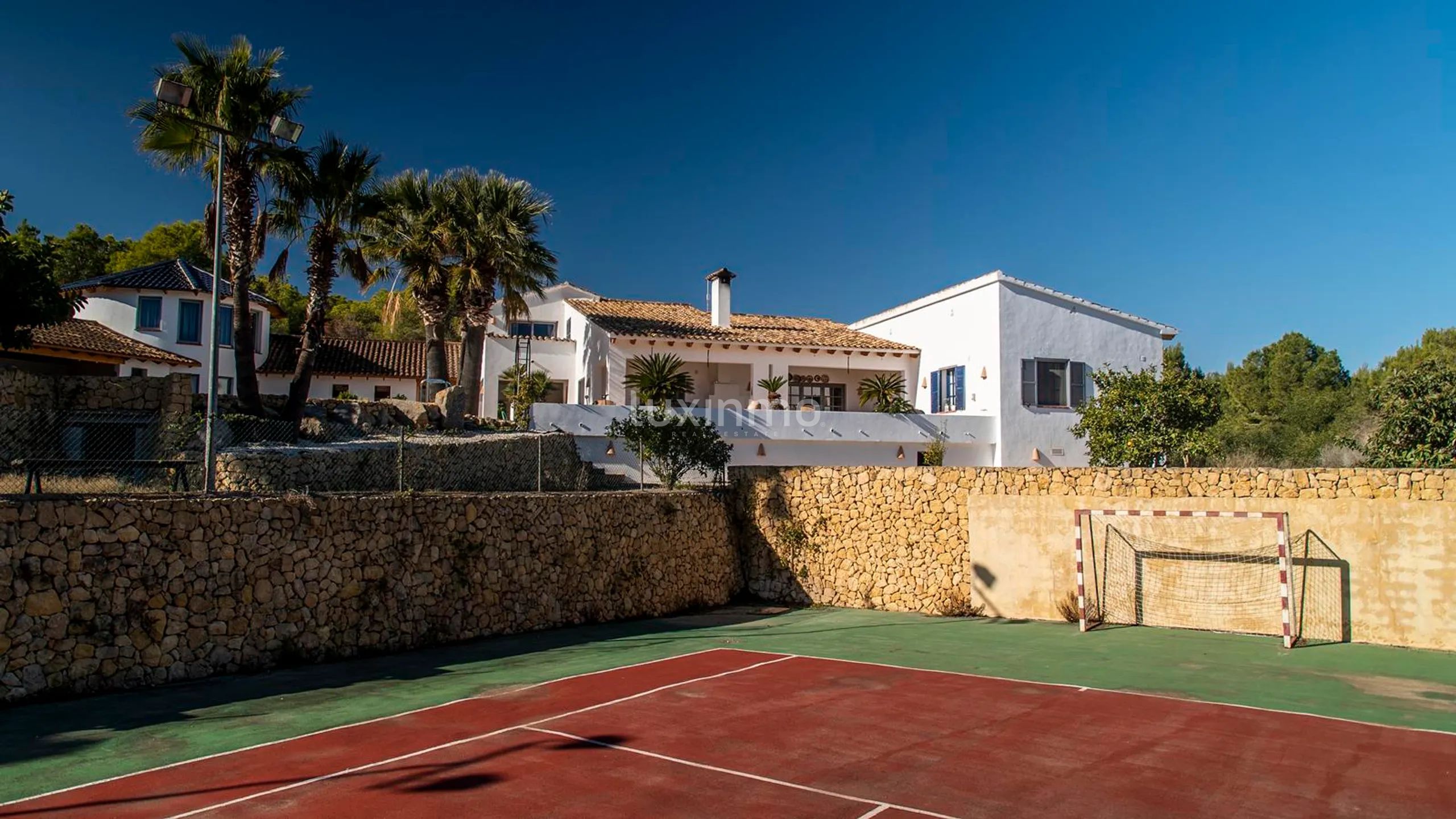 Grande finca à vendre avec vue sur la mer sur un grand terrain privé à proximité des commodités — photo 21