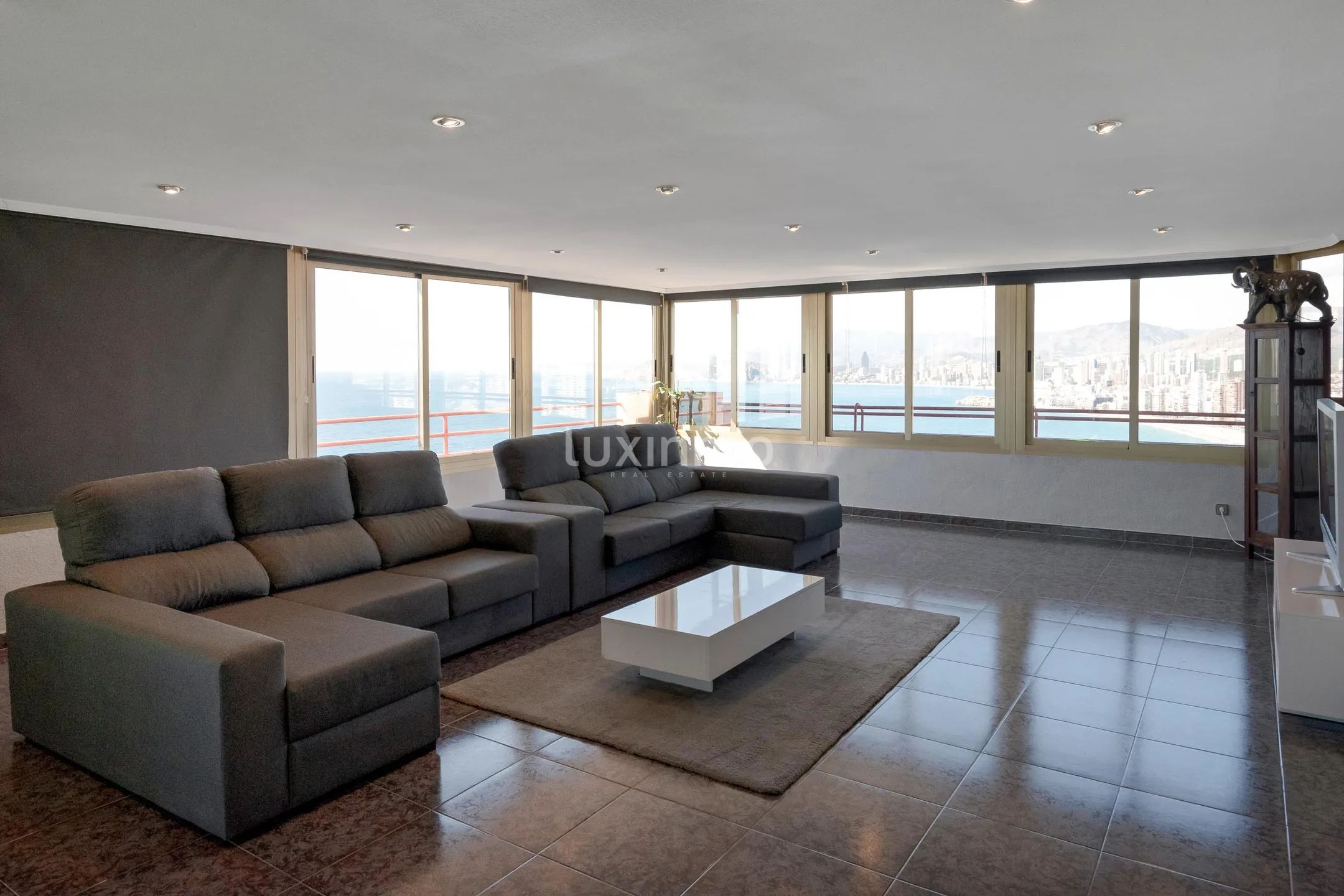 Spacious flat with spectacular sea views for sale — photo 2