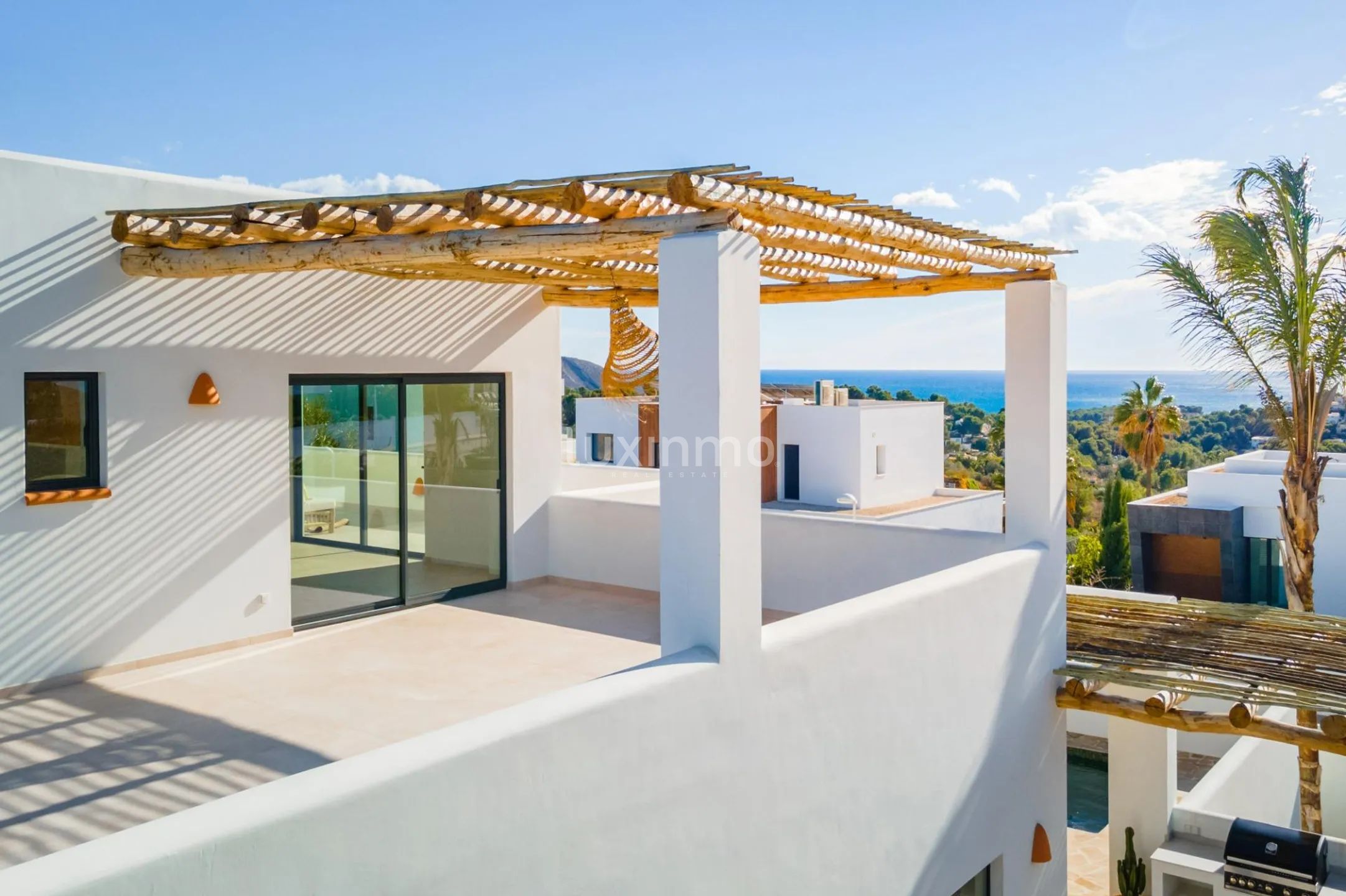 Chalet de estilo ibicenco con vistas al mar en Moraira — photo 1