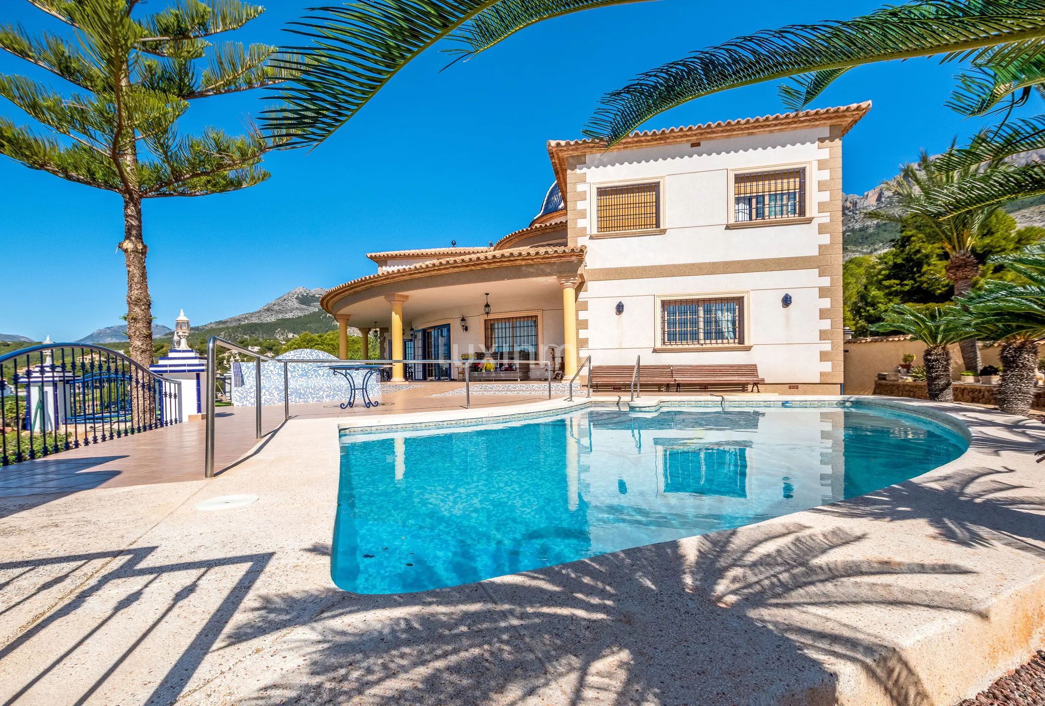 Preciosa villa con vistas al mar y a la montaña en venta en Altea — photo 2