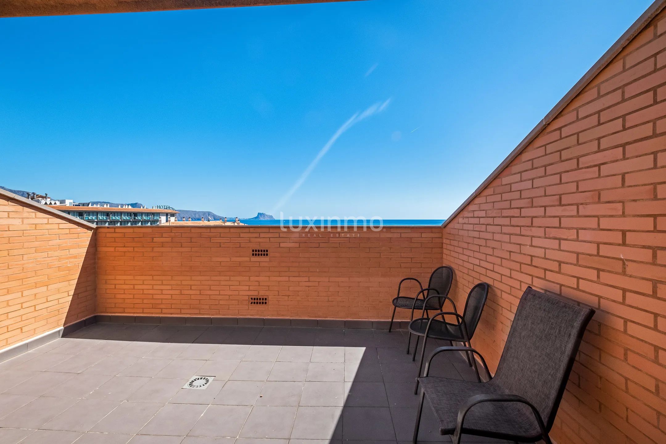 Penthouse with sea views for sale in Albir — photo 11