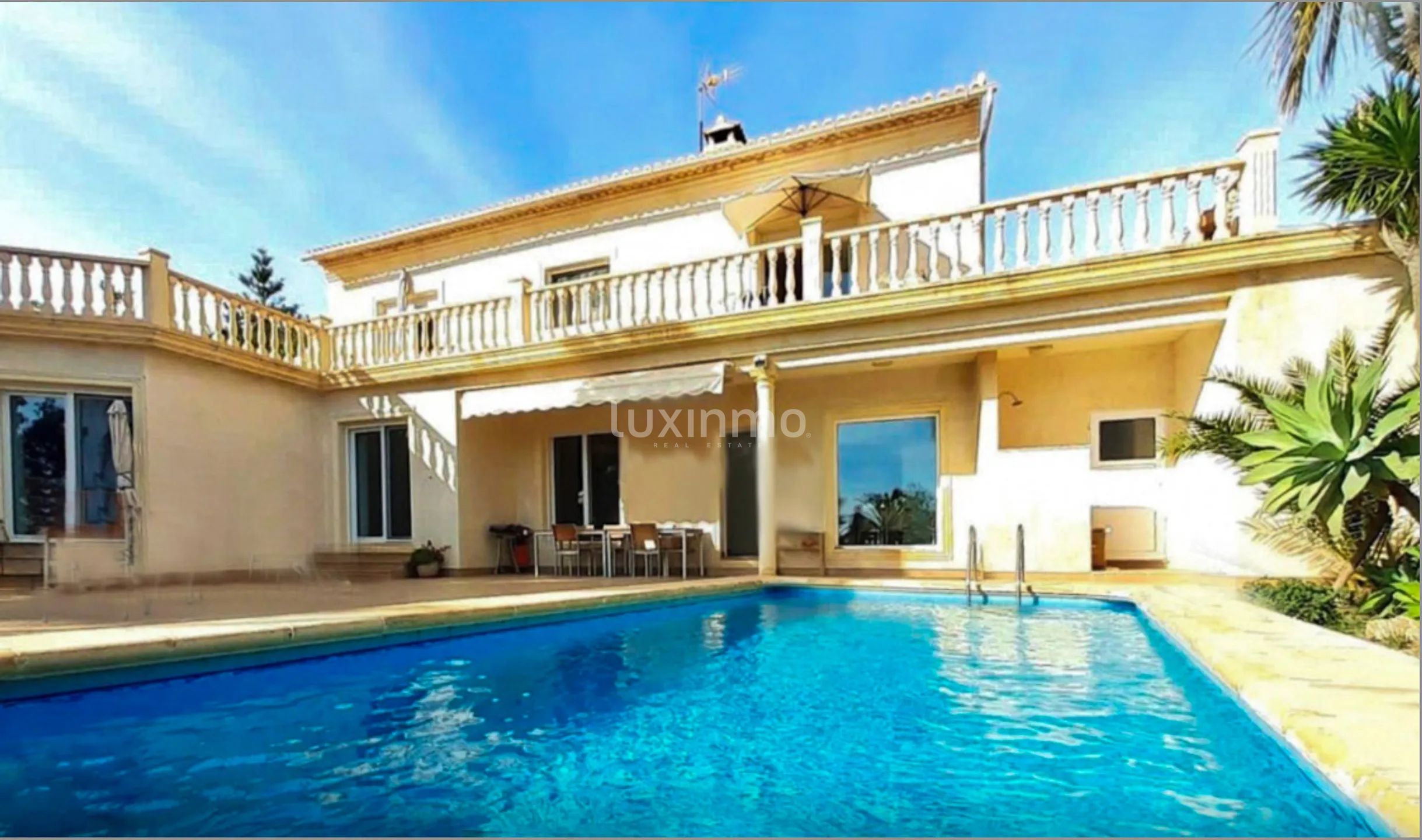 Extraordinaria y clásica villa en Moraira con vistas al mar — photo 1