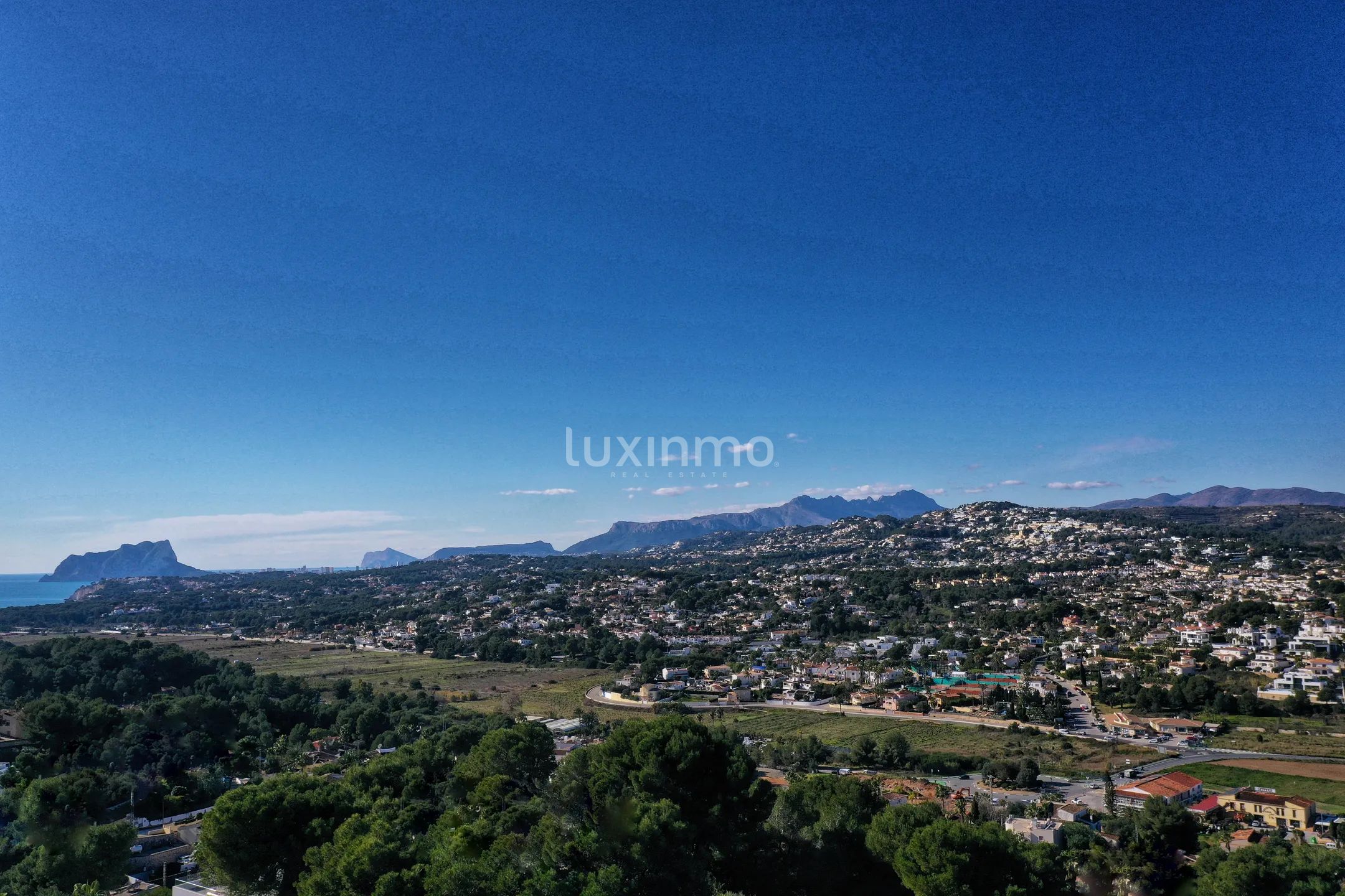 Villa ibicenca con vistas panorámicas al mar en Moraira — photo 16