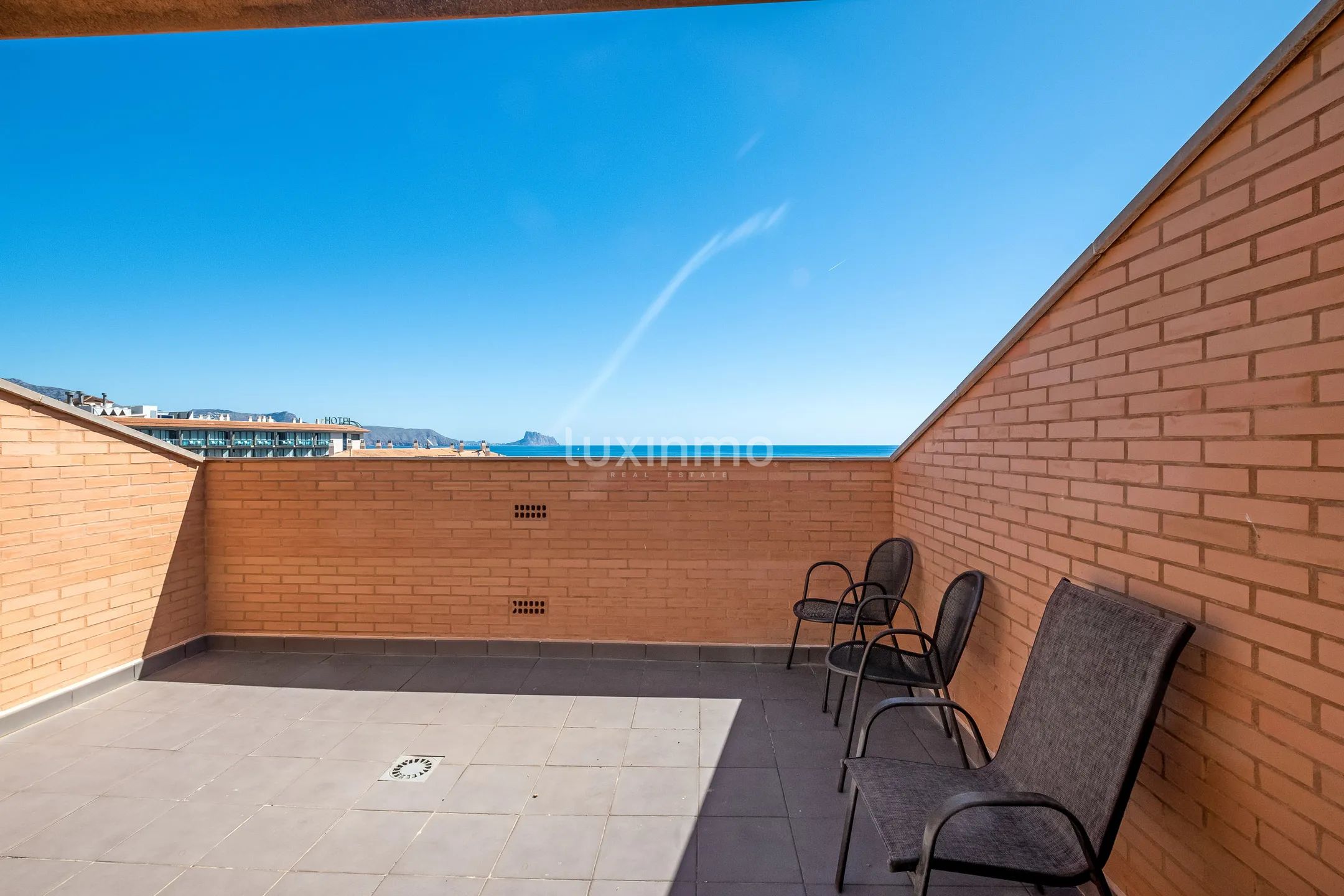 Beautiful central penthouse for sale in Albir — photo 9