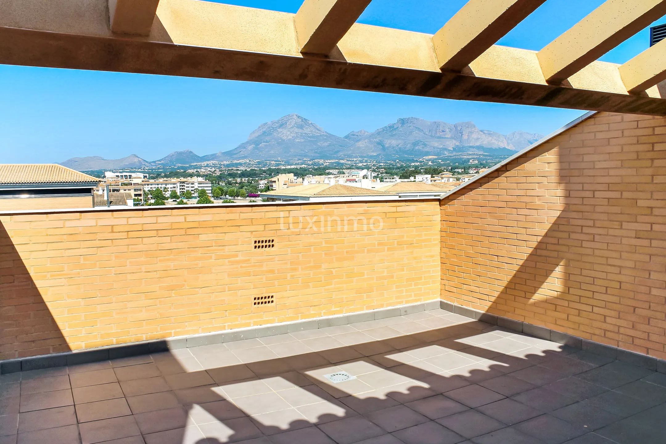 Beautiful central penthouse for sale in Albir — photo 10