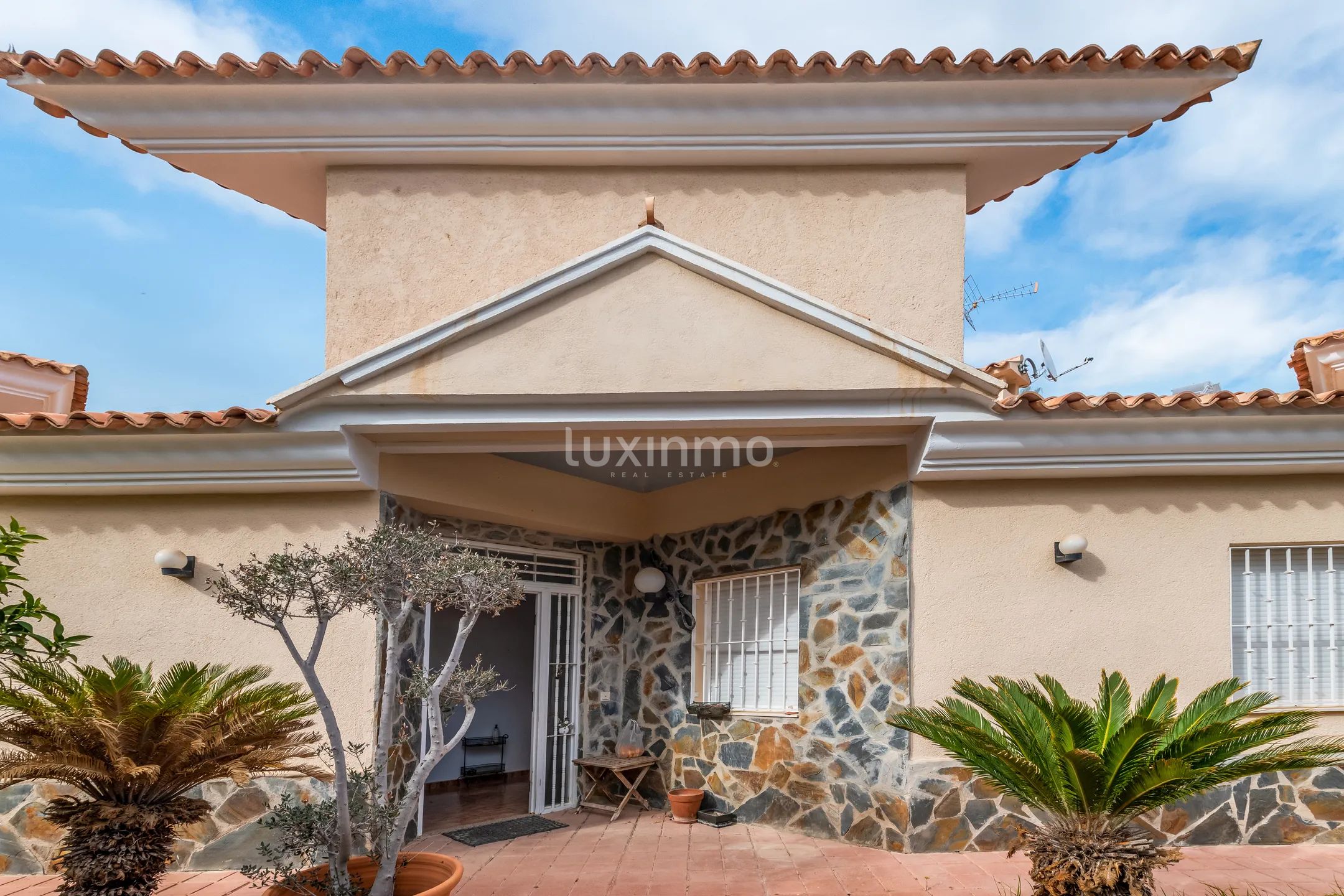 Indrukwekkende villa met uitzicht op zee in Alfáz del Pí — photo 1
