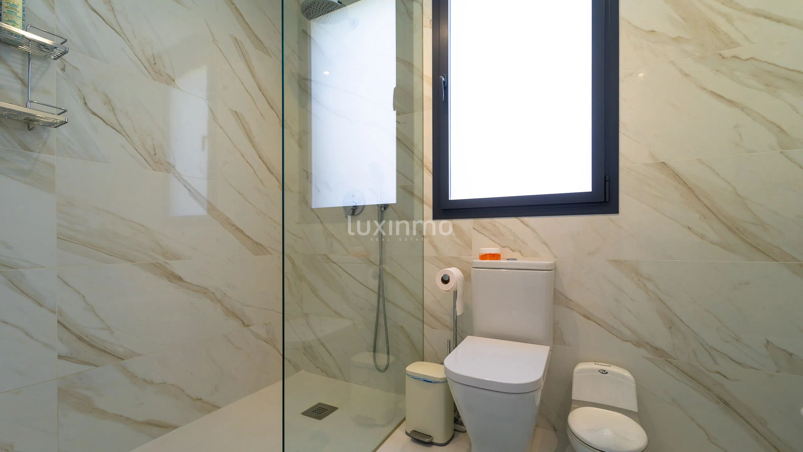 Роскошный современный отдельно стоящий дом с потрясающим видом — photo 33