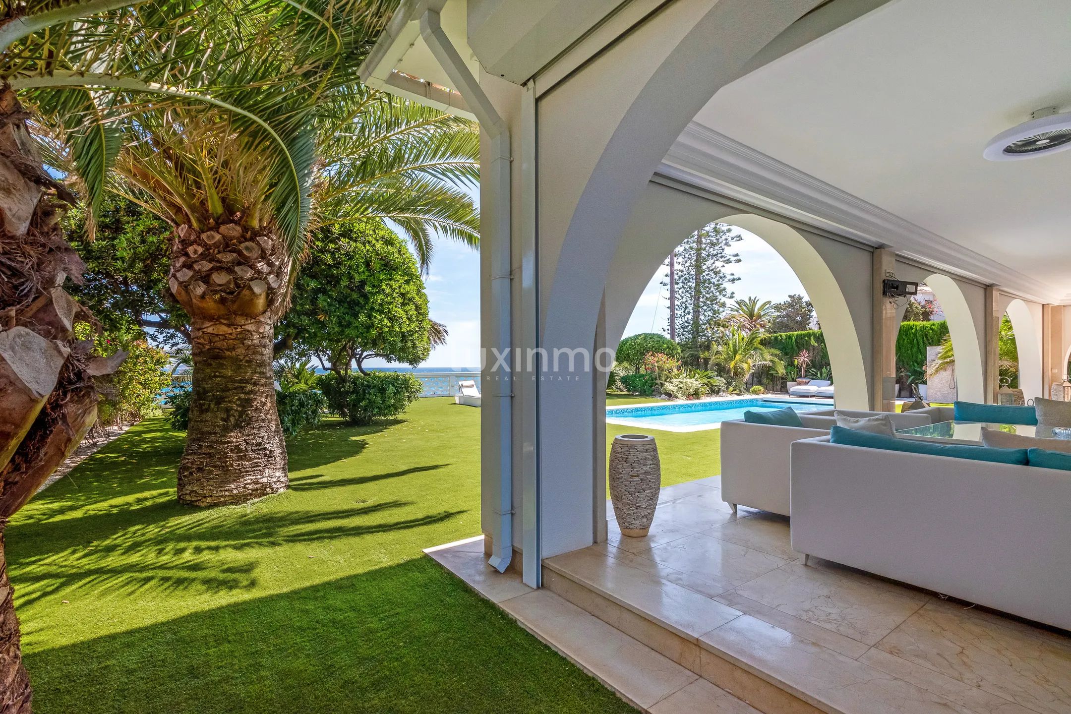Spectacular front line beach villa in Albir — photo 10