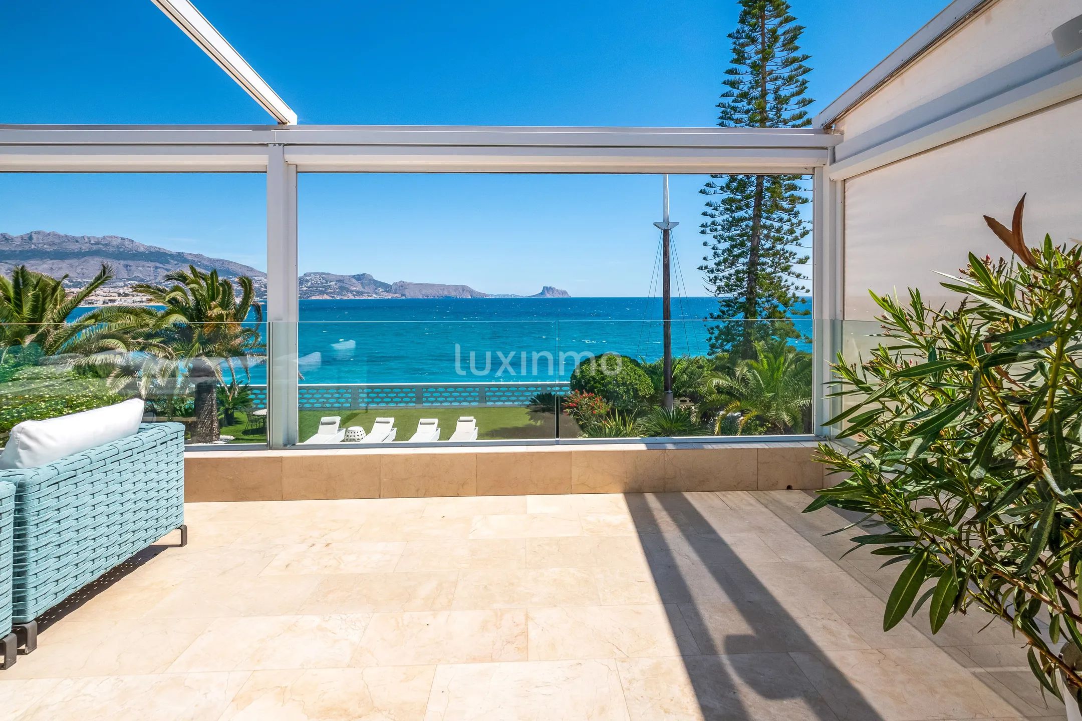Spectacular front line beach villa in Albir — photo 35