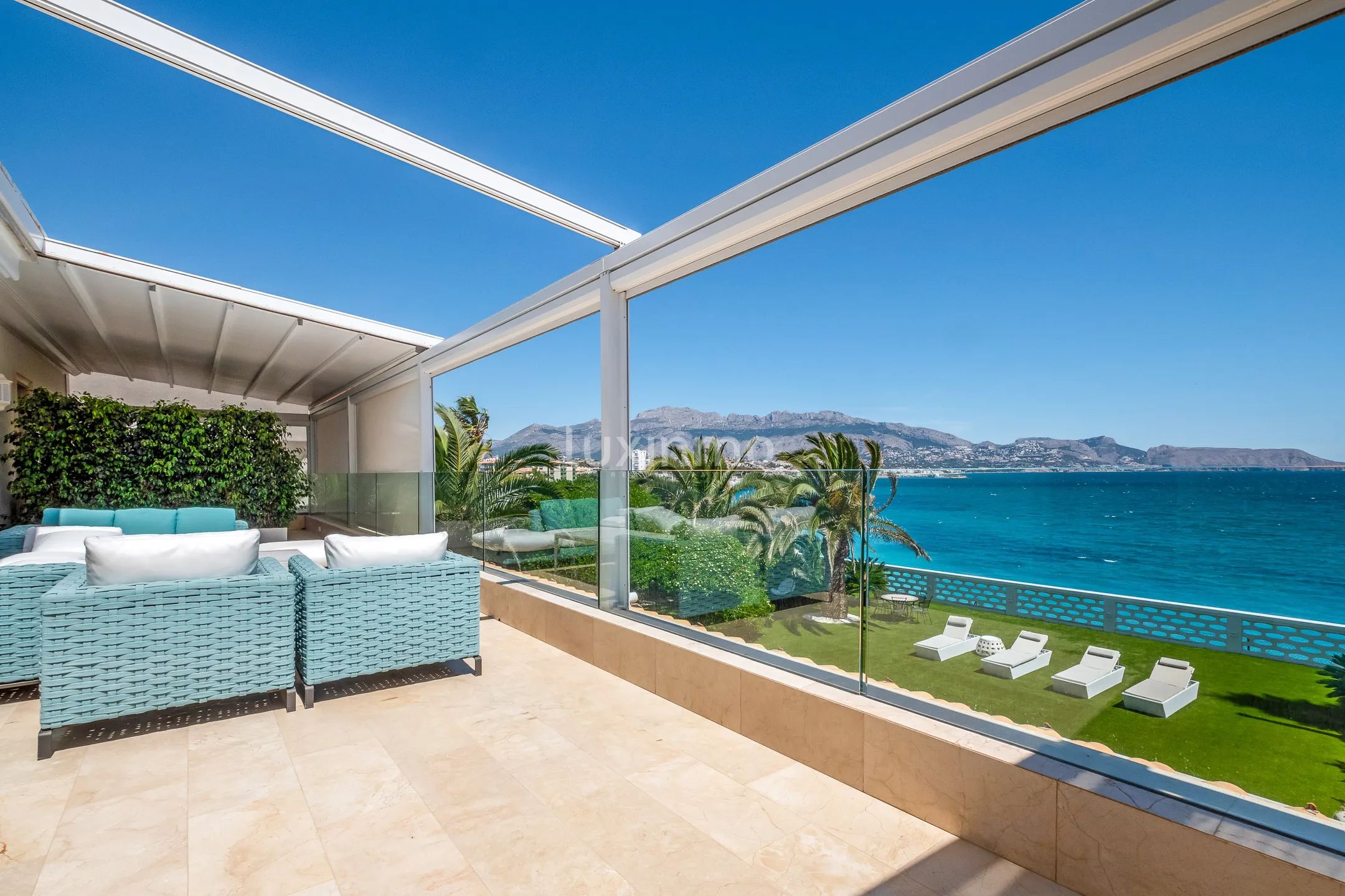 Spectacular front line beach villa in Albir — photo 36