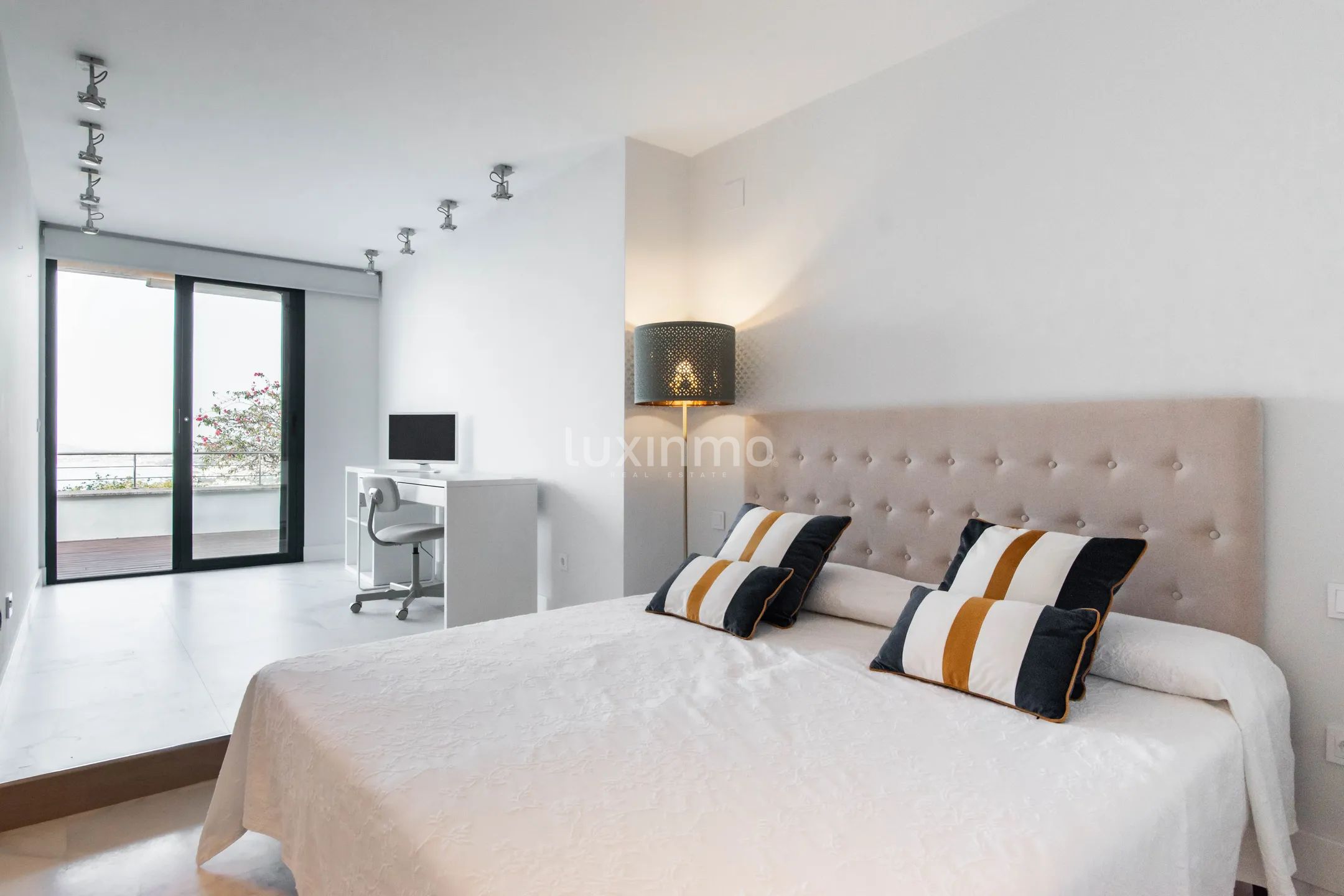 Mediterranean Modern Penthouse with Panoramic Sea Views — photo 19