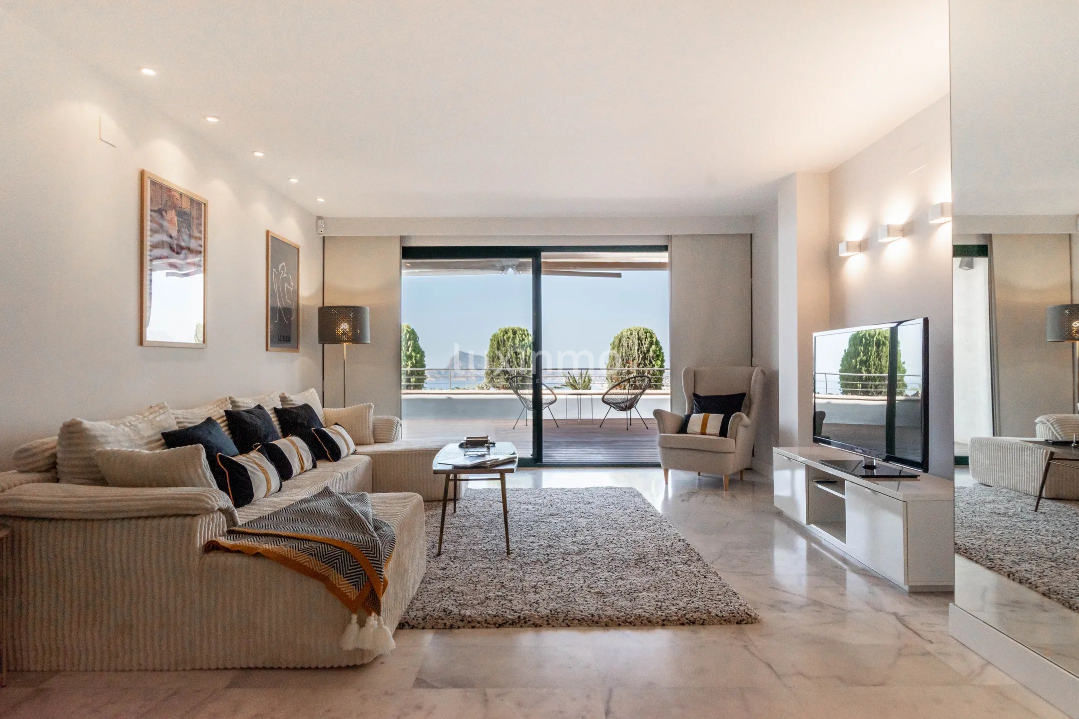 Mediterranean Modern Penthouse with Panoramic Sea Views — photo 9