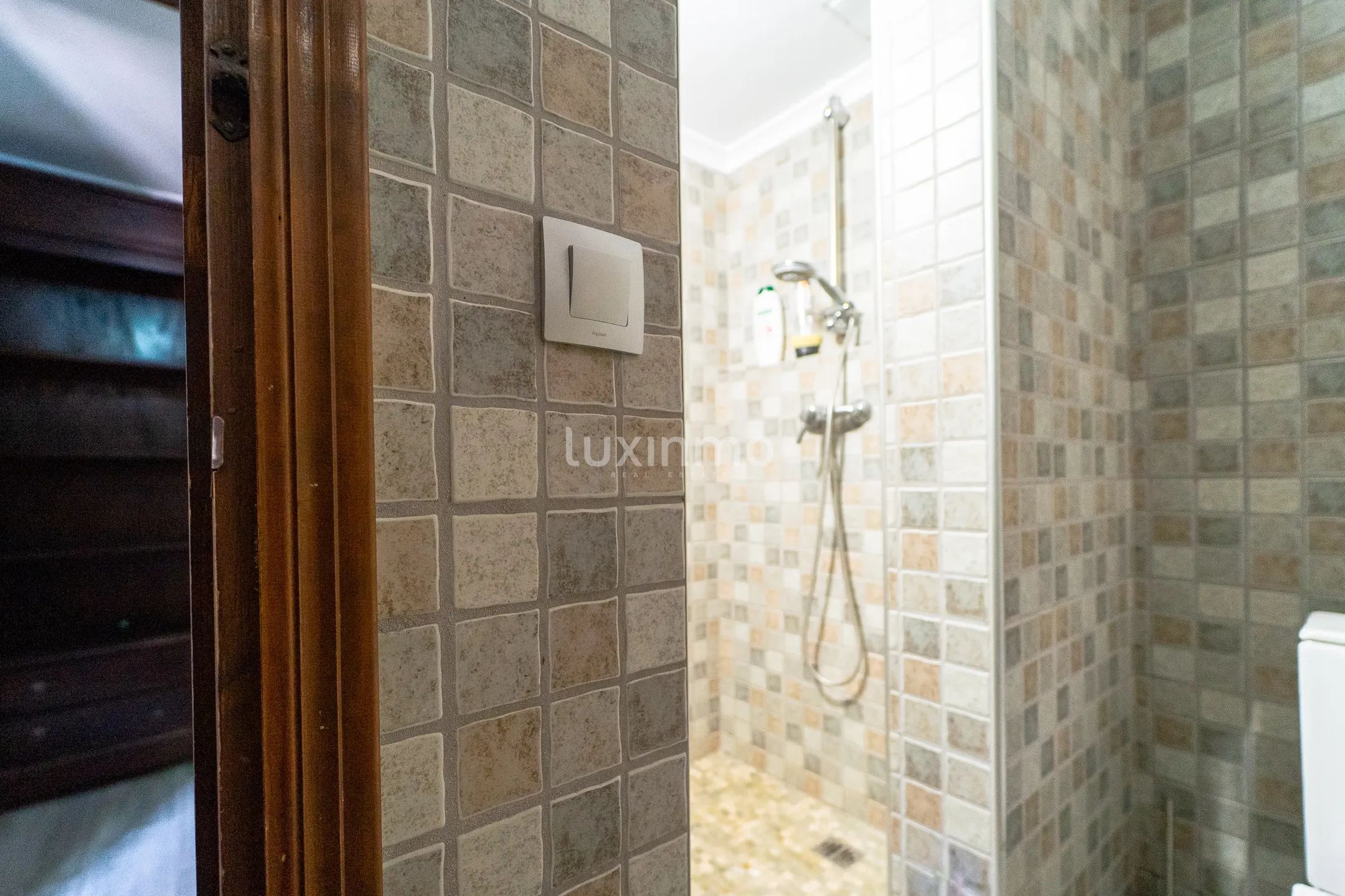 Vakker rustikk enebolig med fjellutsikt og nær elven — photo 32