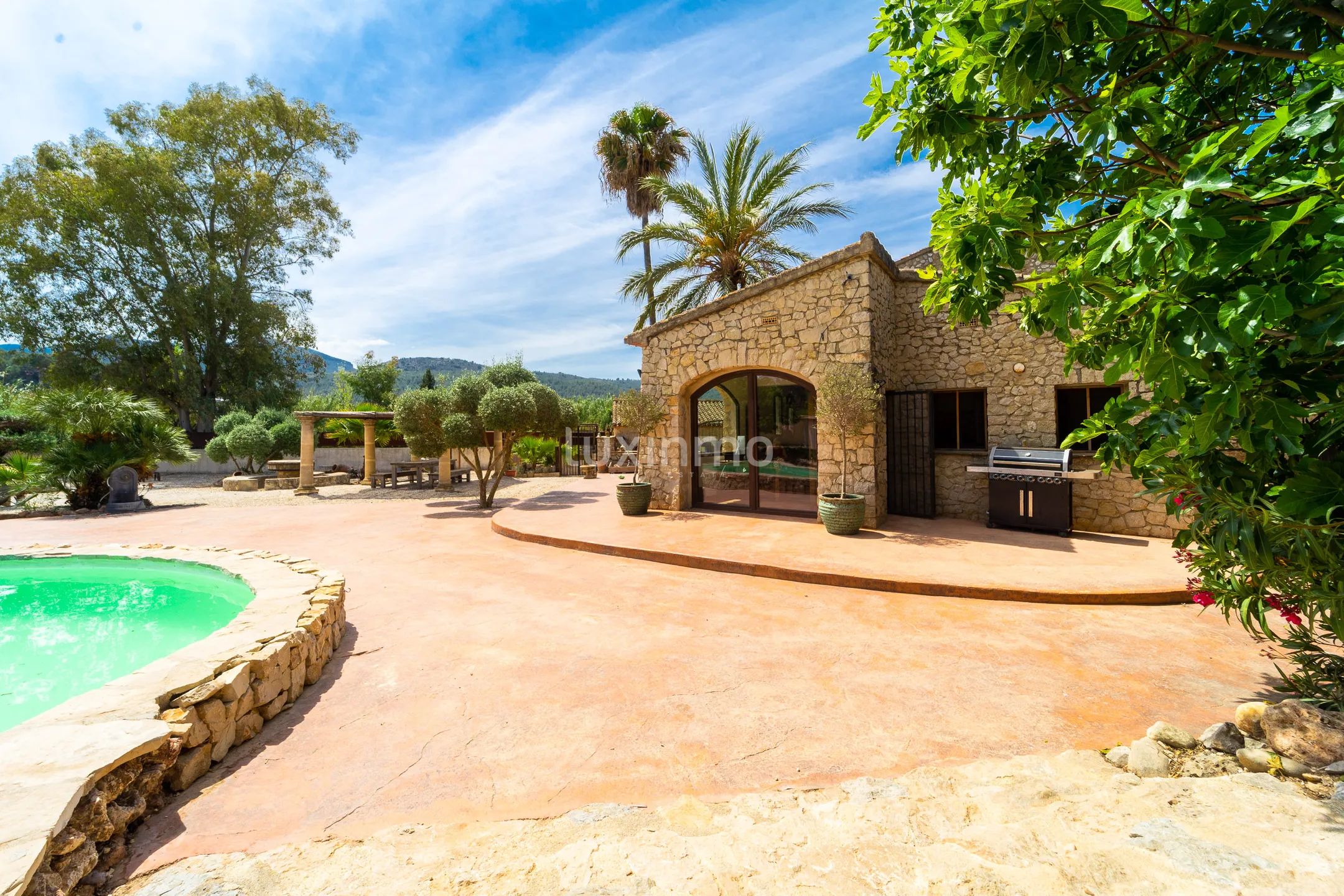 Vakker rustikk enebolig med fjellutsikt og nær elven — photo 48