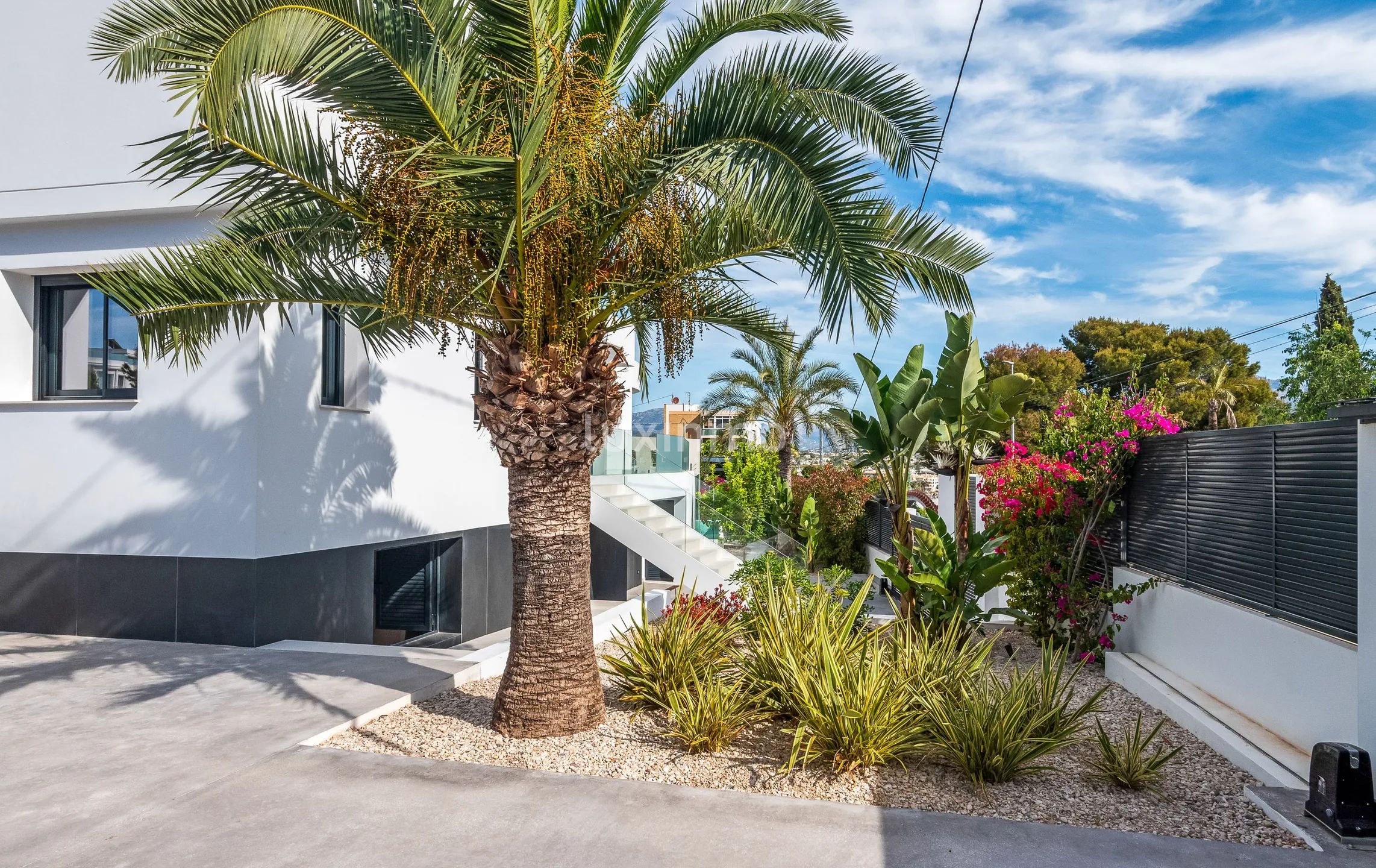 Beautiful luxury villa with sea views for sale in Albir — photo 3