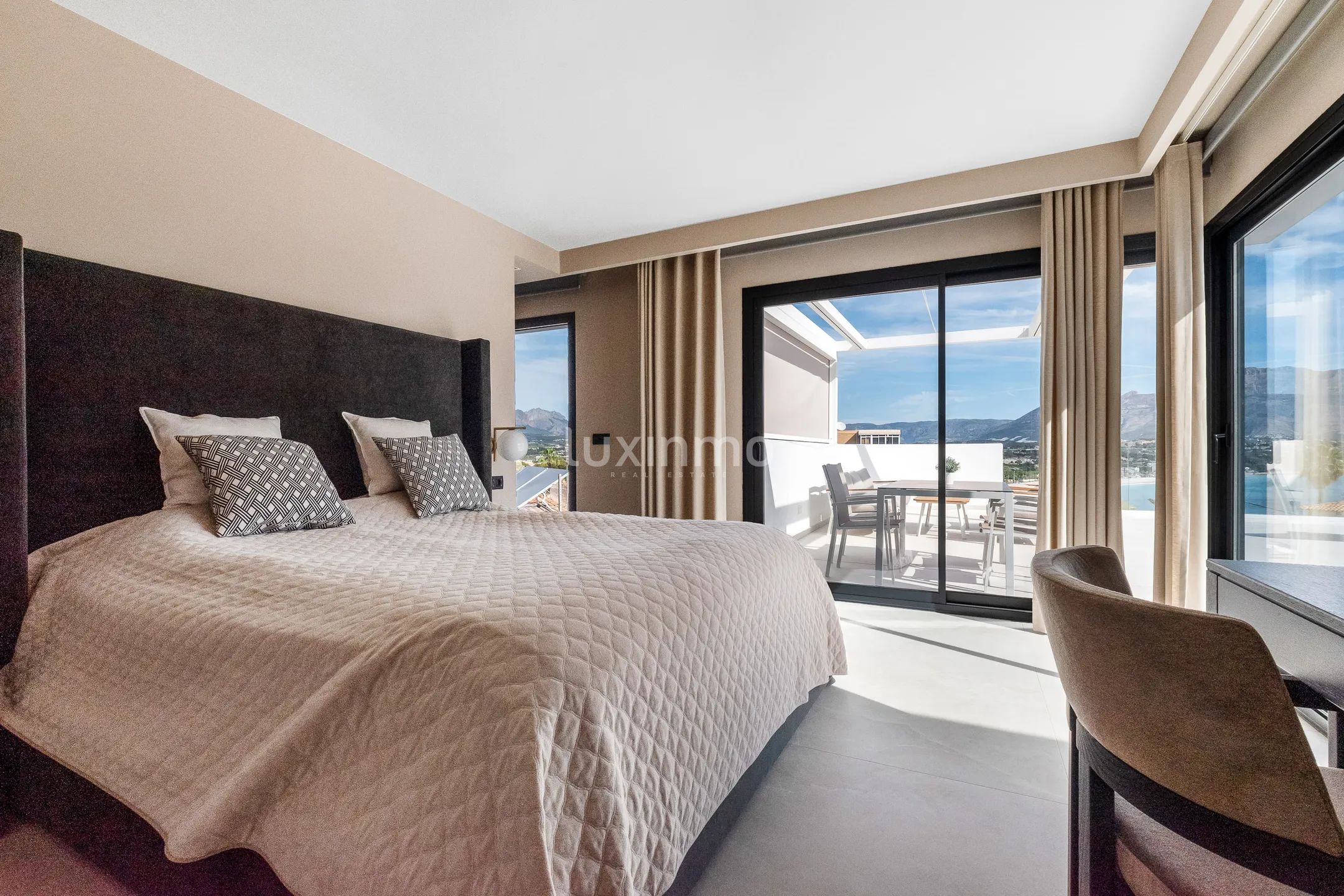 Beautiful luxury villa with sea views for sale in Albir — photo 6