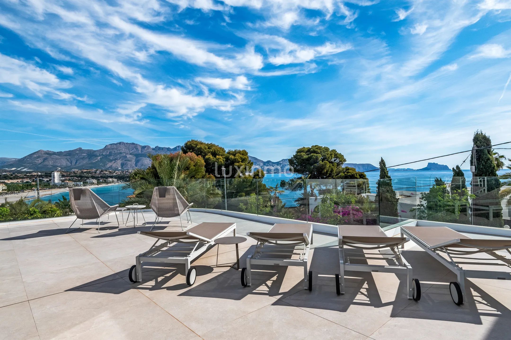 Beautiful luxury villa with sea views for sale in Albir — photo 2