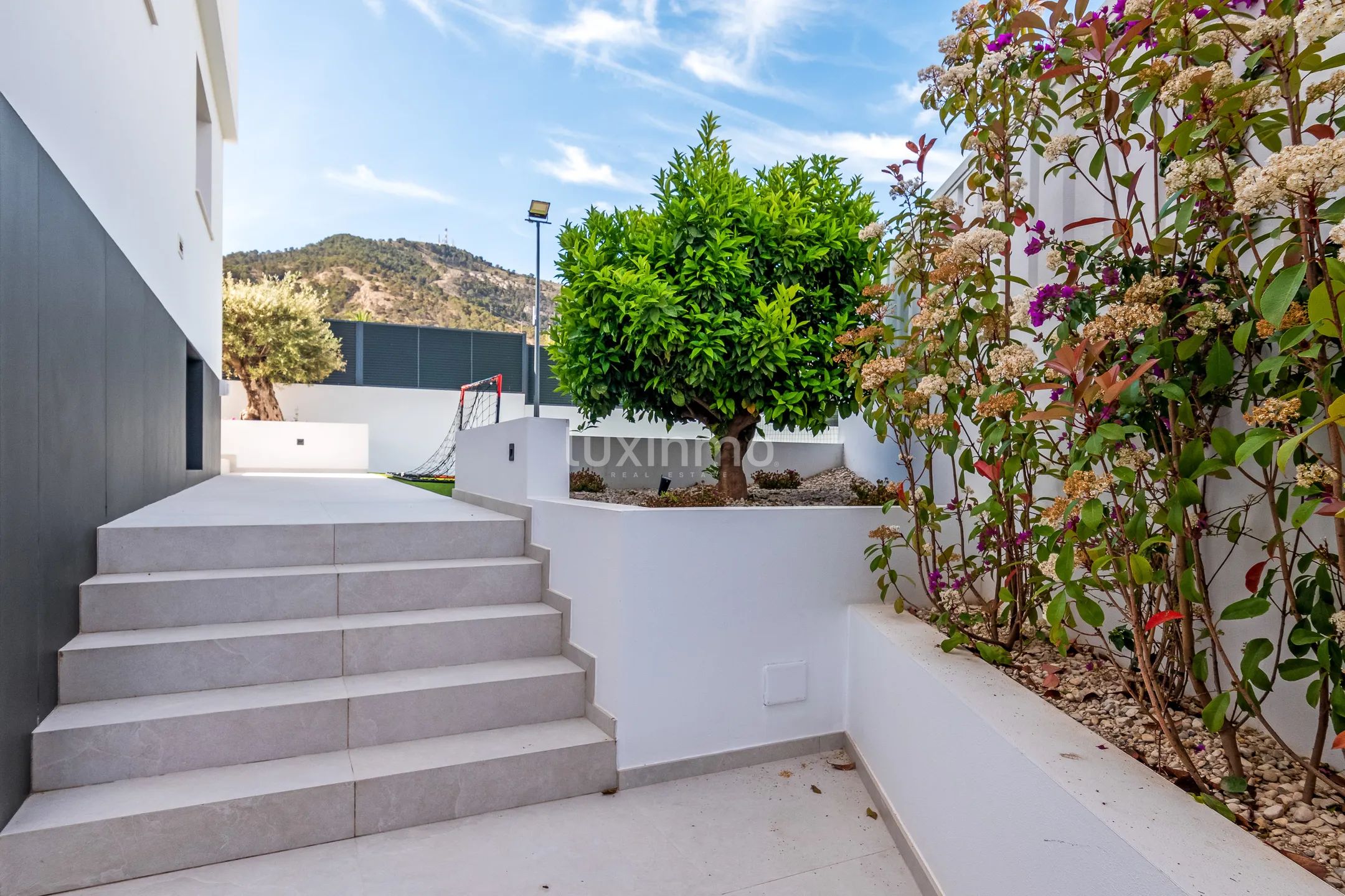 Beautiful luxury villa with sea views for sale in Albir — photo 45